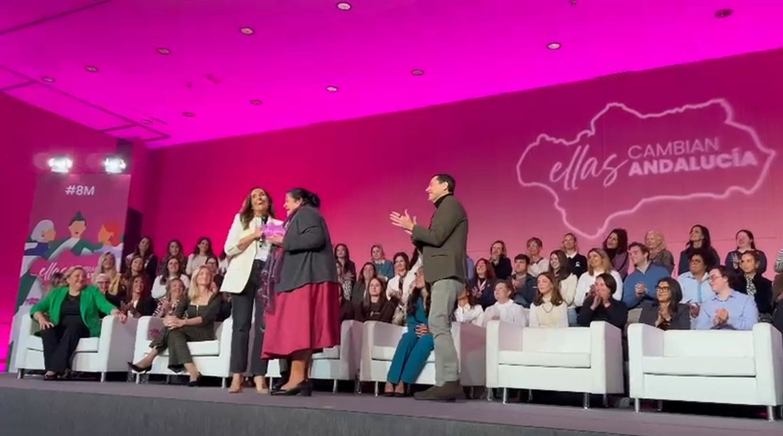 Tía Yoya baila ante Juanma Moreno tras el premio a las ‘Tatas de Santiago’