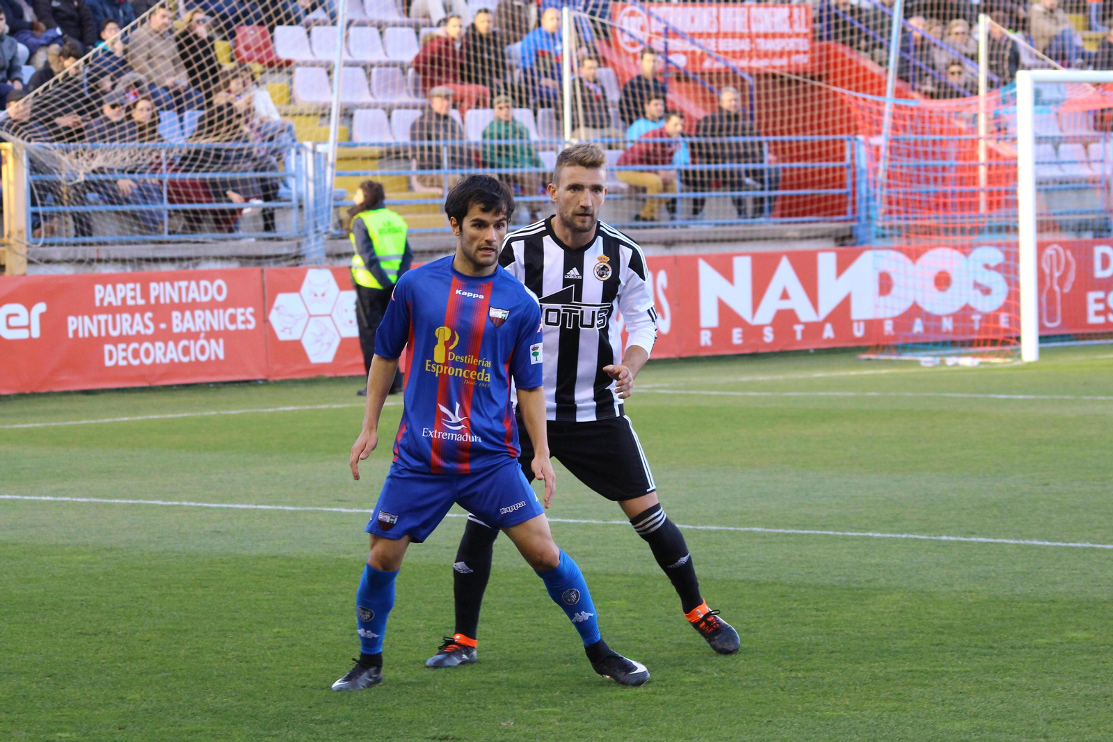 Sergio Rodríguez, que volvía a casa, defiende a un futbolista del Extremadura.
