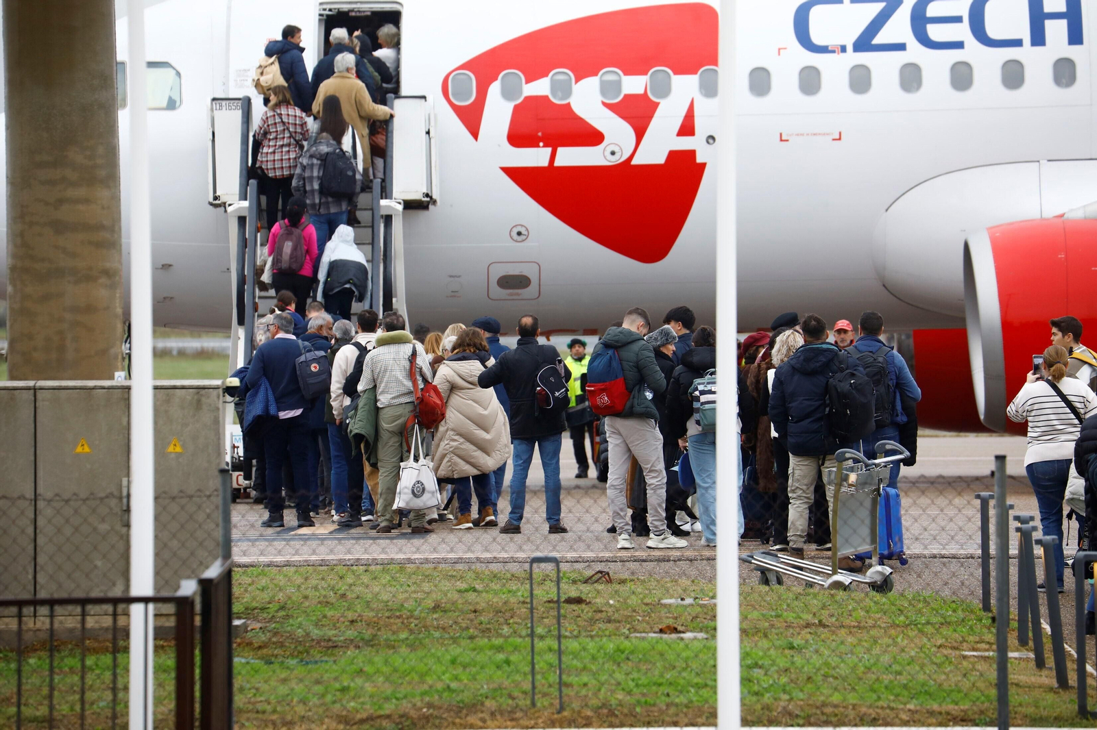 El despegue del el primer vuelo chárter a Europa en el aeropuerto de Córdoba, en imágenes