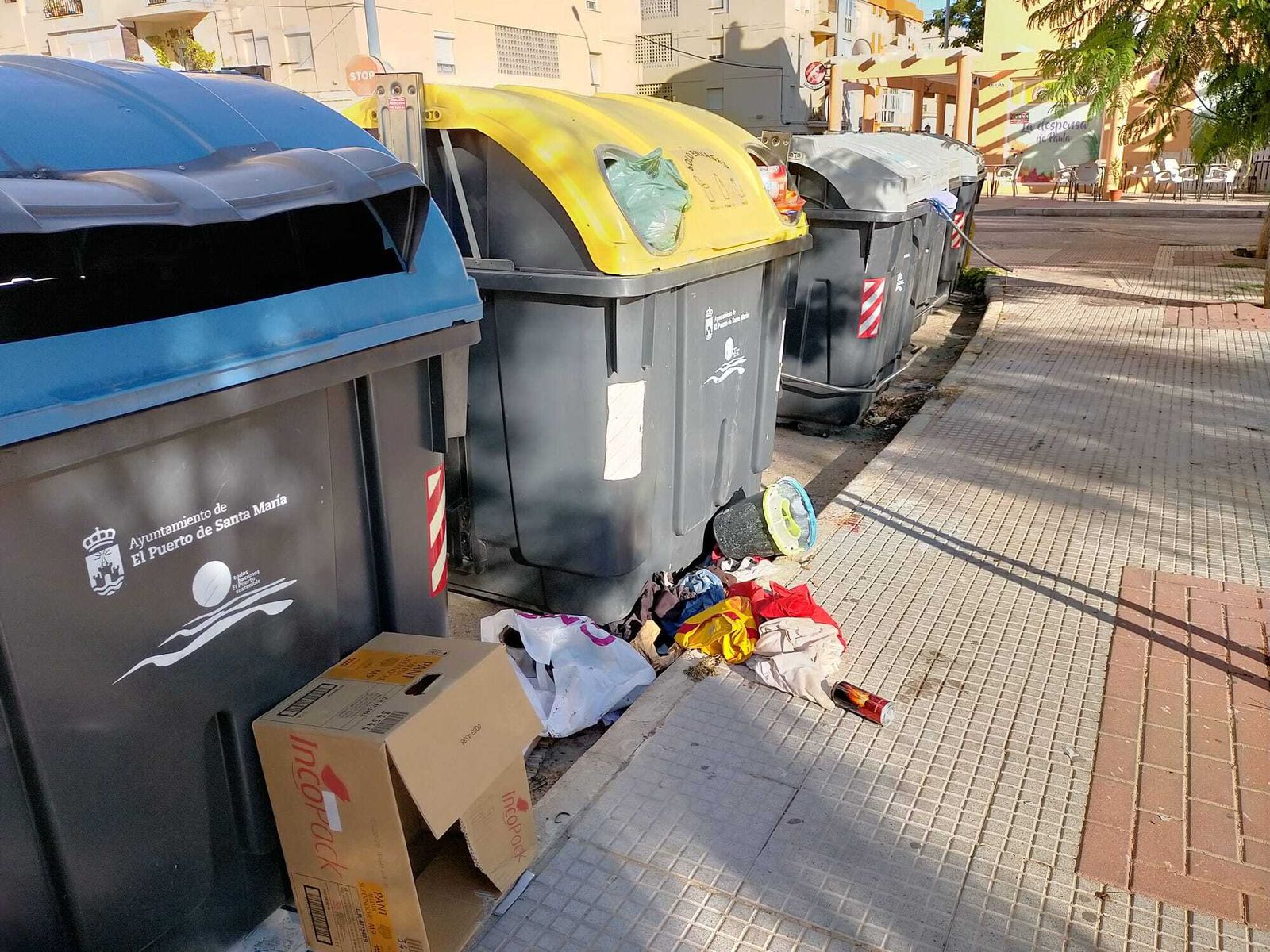 Residuos fuera de los contenedores en la avenida  Rafael Alberti.