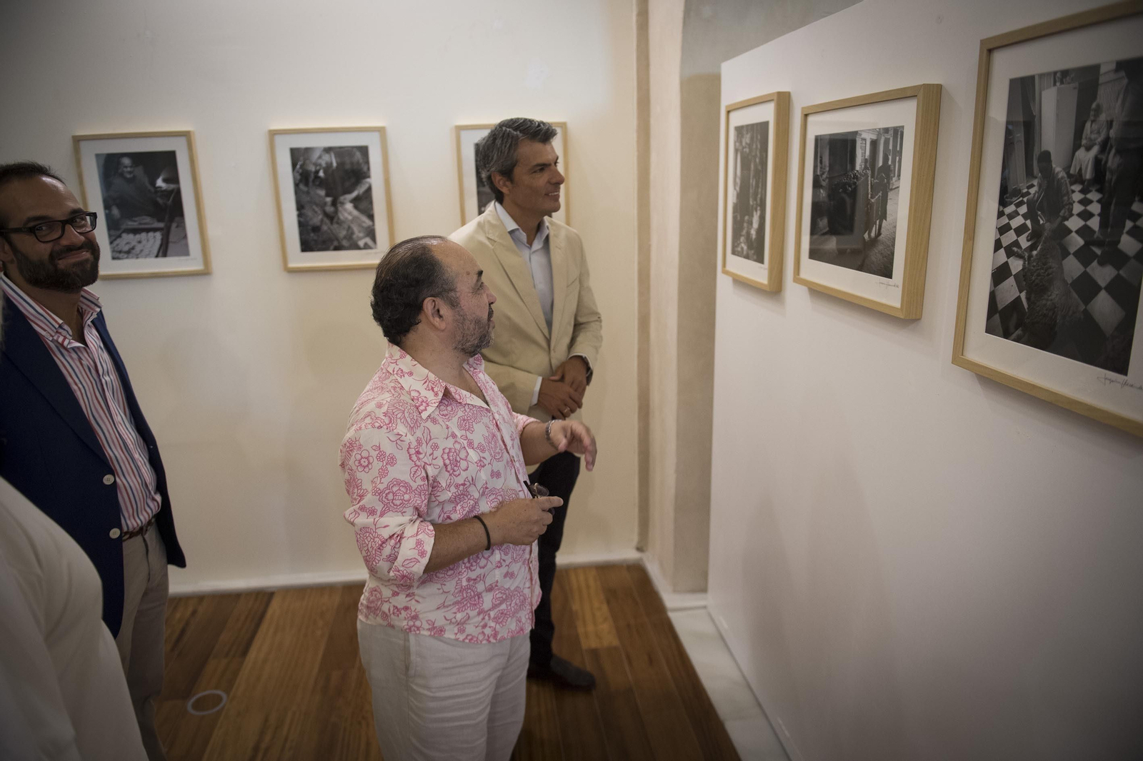 Kiki durante la inauguración de la muestra en el Castillo, junto a miembros del gobierno local.