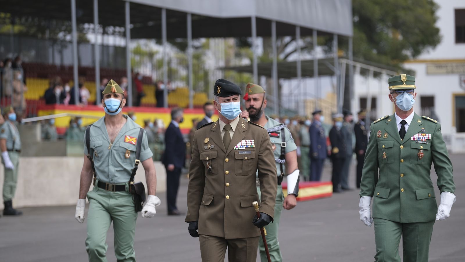 A la derecha, el general Melchor Jesús Marín Elvira, acompañado por el jefe de la División Castillejos, el general de división Carlos Jesús Melero Claudio.