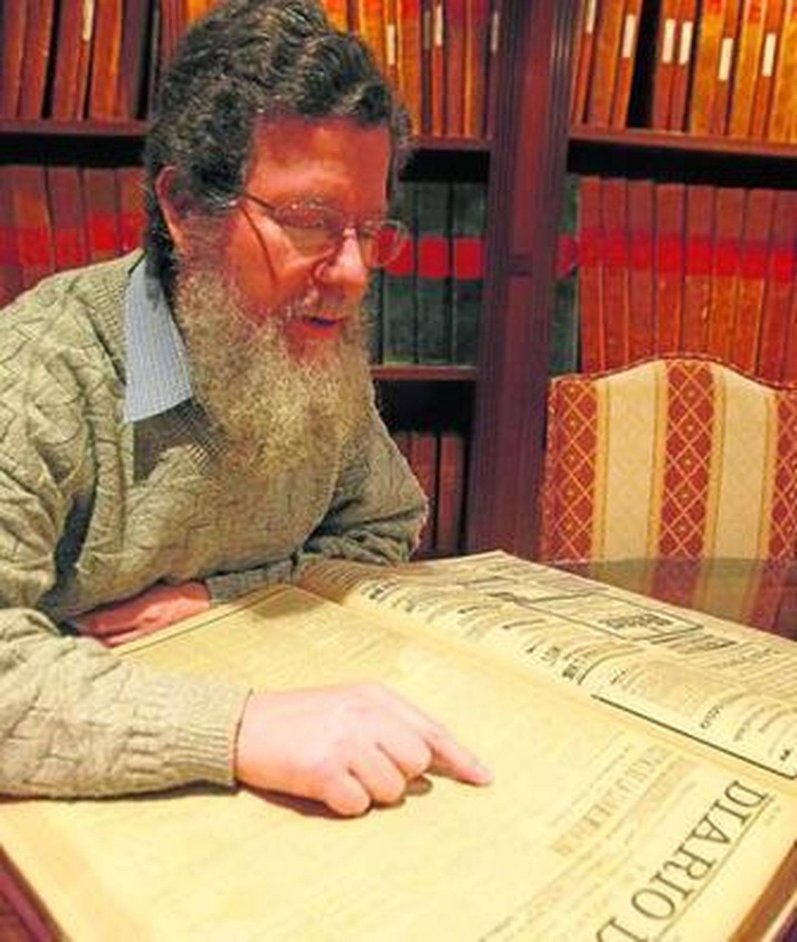 Manuel Benavides observa la información que 'Diario de Cádiz' publicó del primer centenario de 'La Pepa'.