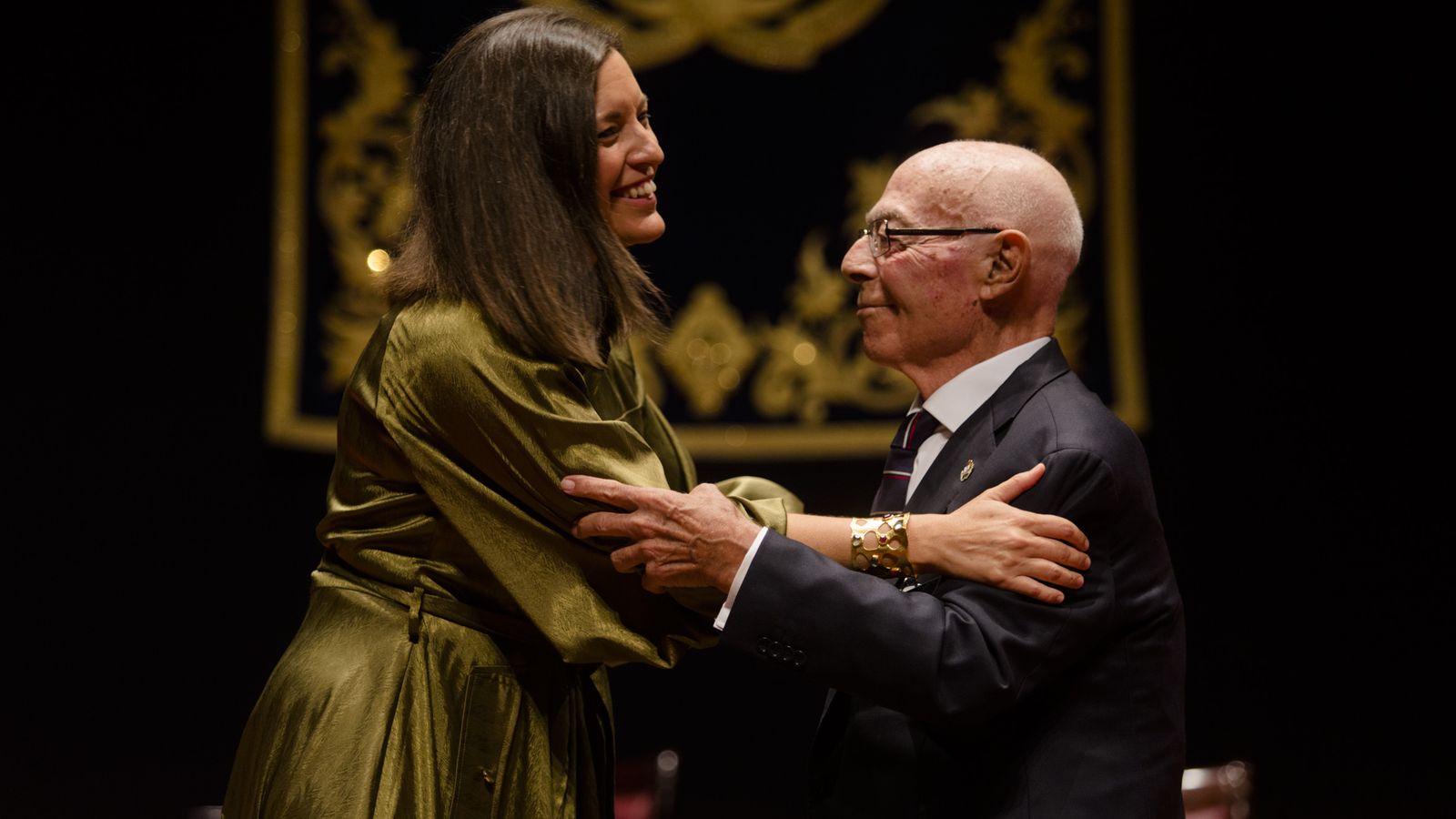 Juan García Cubillana, con la alcaldesa, Patricia Cavada, tras recibir la Medalla de la Ciudad el viernes.