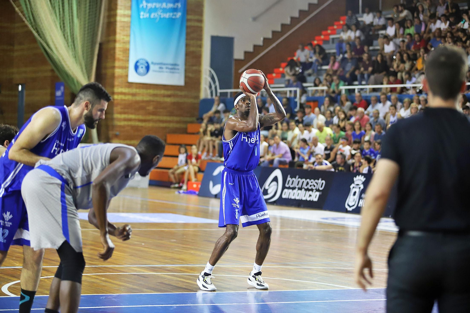 Ambiente en el Andrés Estrada en el encuentro Pajarraco CB Santfeliueng vs Ciudad de Huelva.