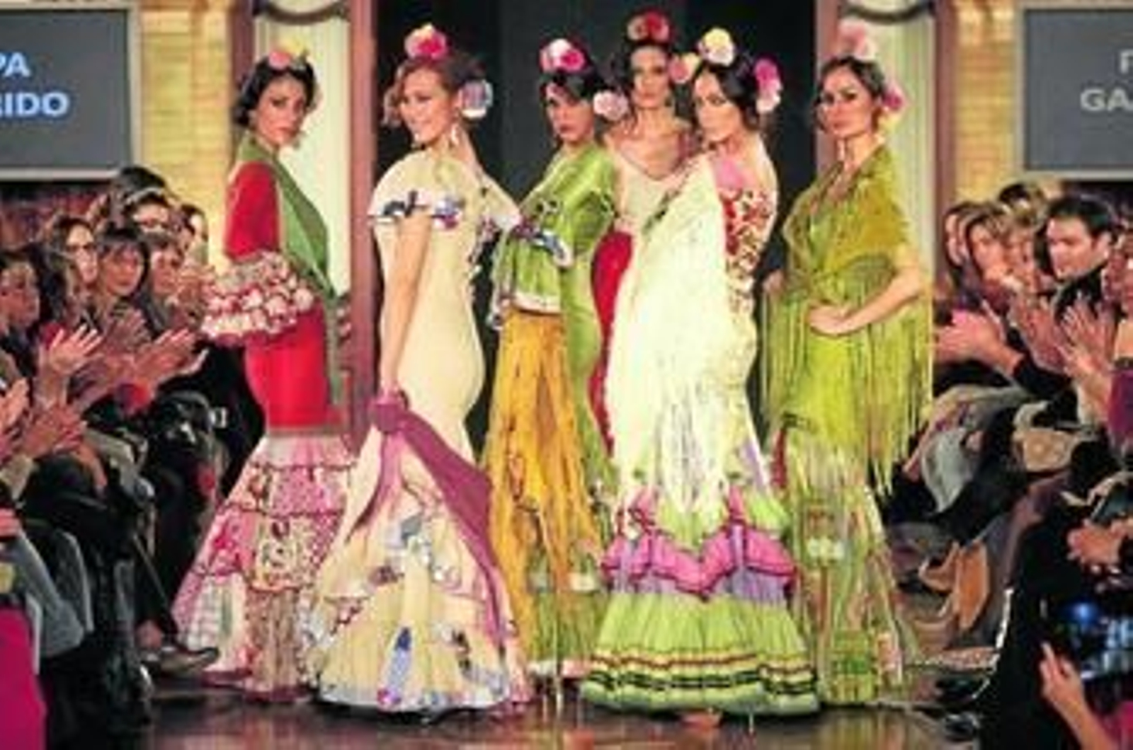 La variedad de colores y tejidos adelantaron la primavera con la colección de trajes que mostró Pepa Garrido.