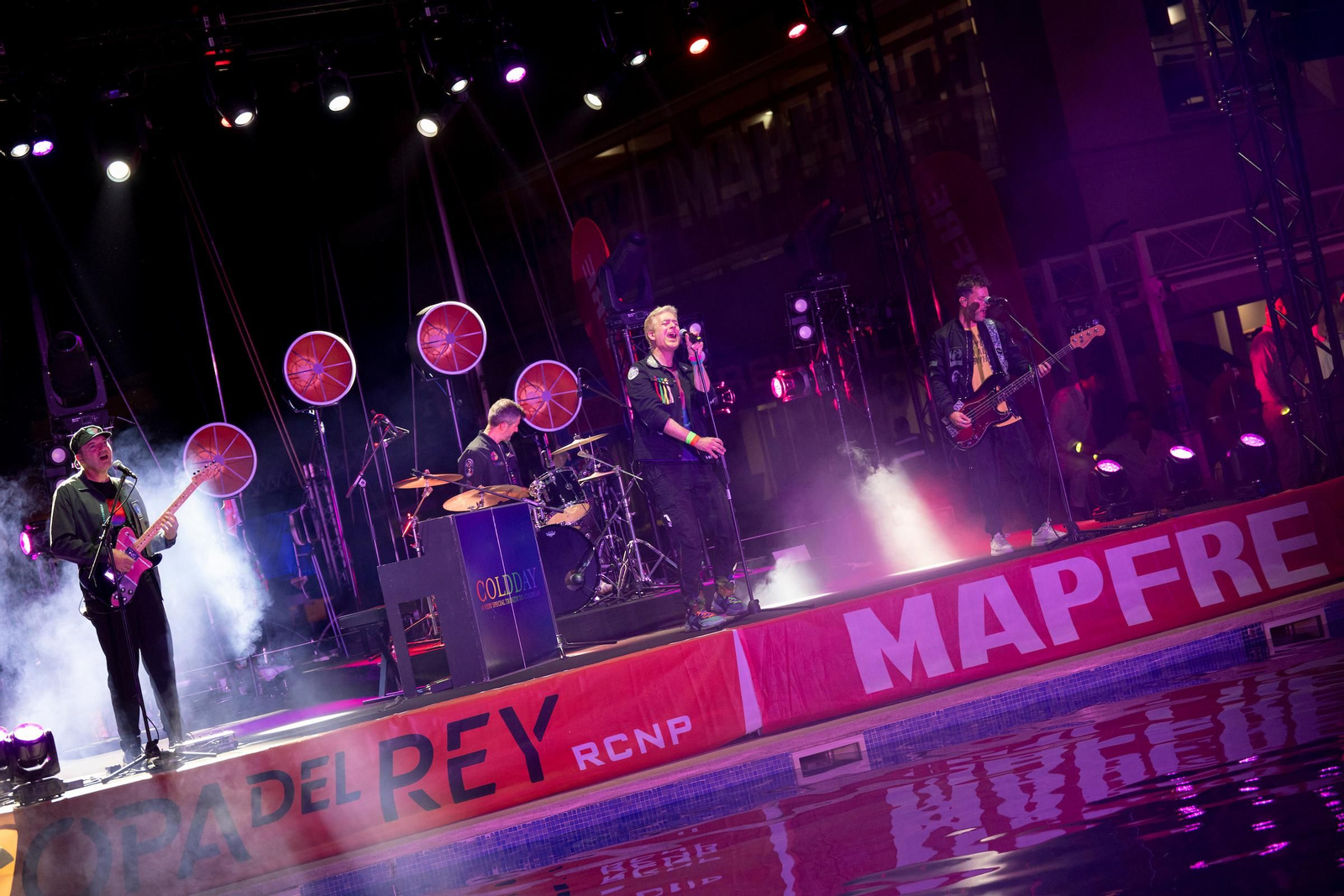Búscate en el Cóctel de Blanco de la Copa del Rey Mapfre de vela
