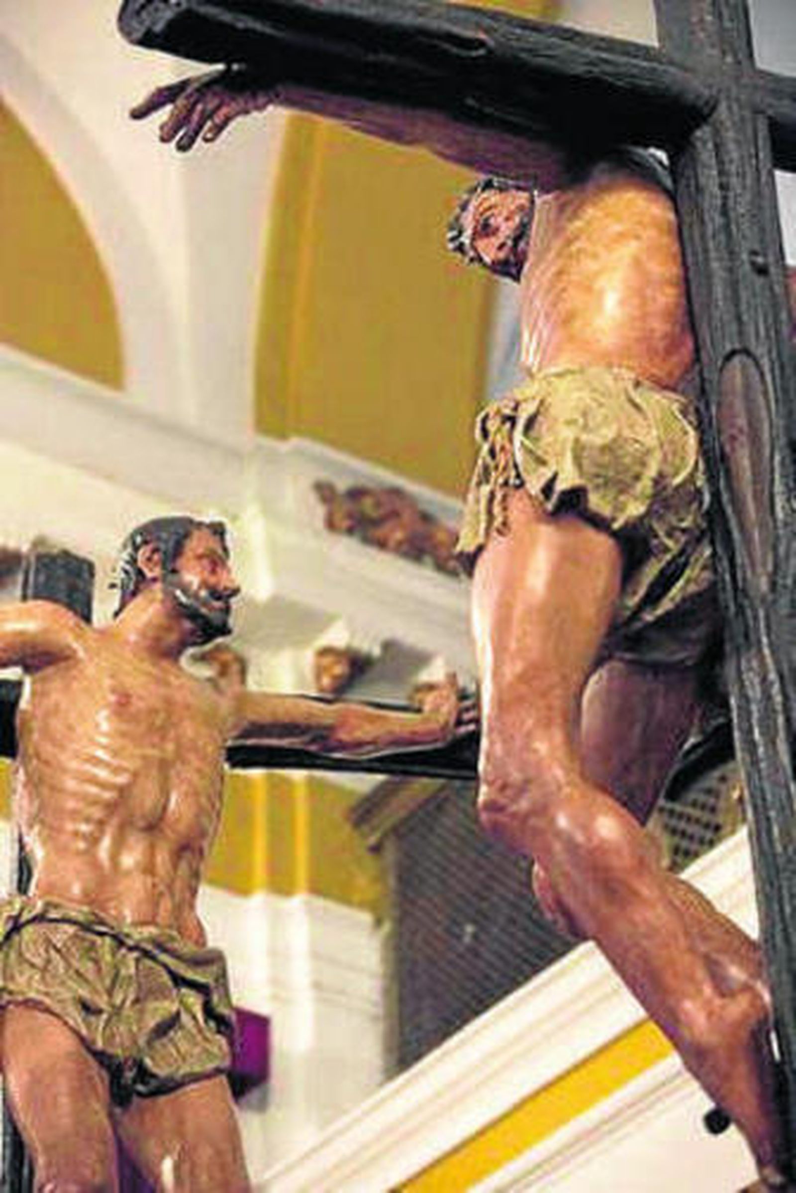 Nacho Bravo (Gestas) y Alex Peña (Dimas), junto a la iglesia de Montserrat de la que salen los dos ladrones.