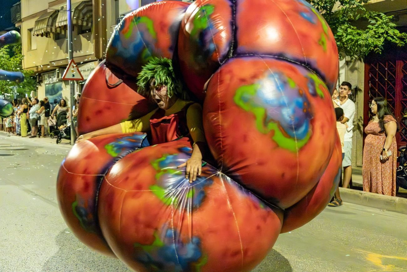 Pasacalles inaugural, fuegos artificiales e iluminación de la portada de feria y del recinto ferial de la Feria de San Bartolomé en Martos