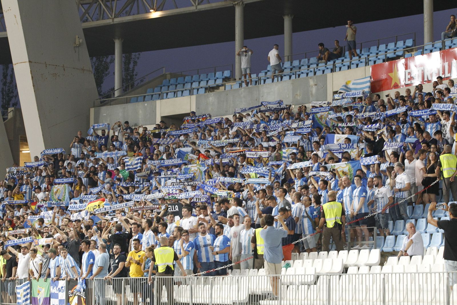 La afición del Málaga, en el Mediterráneo.
