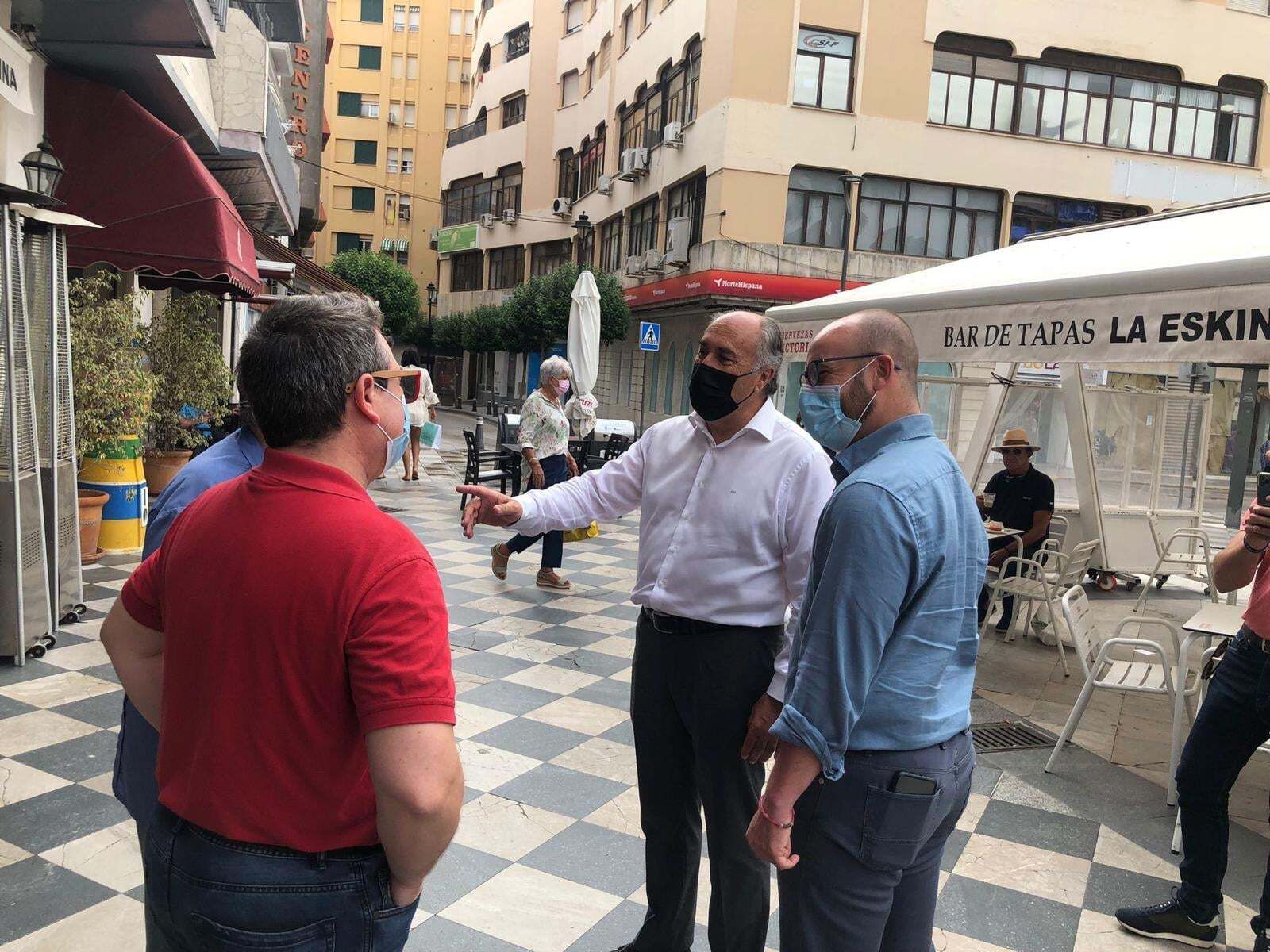 Germán  Beardo, con otros cargos del PP en Algeciras el pasado sábado.