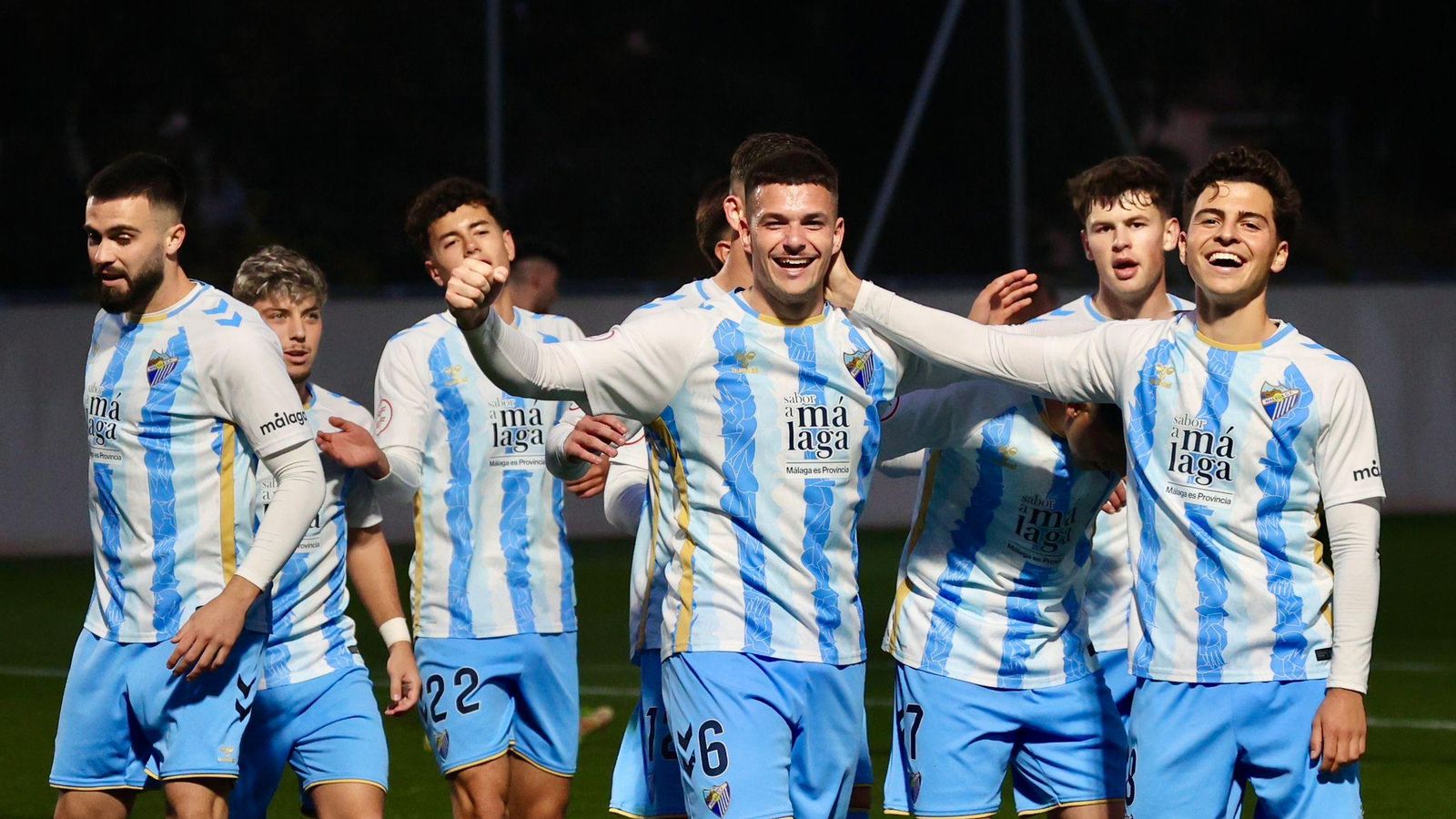 Rafa Rodríguez celebra su segundo tanto al Porcuna con el resto de compañeros.