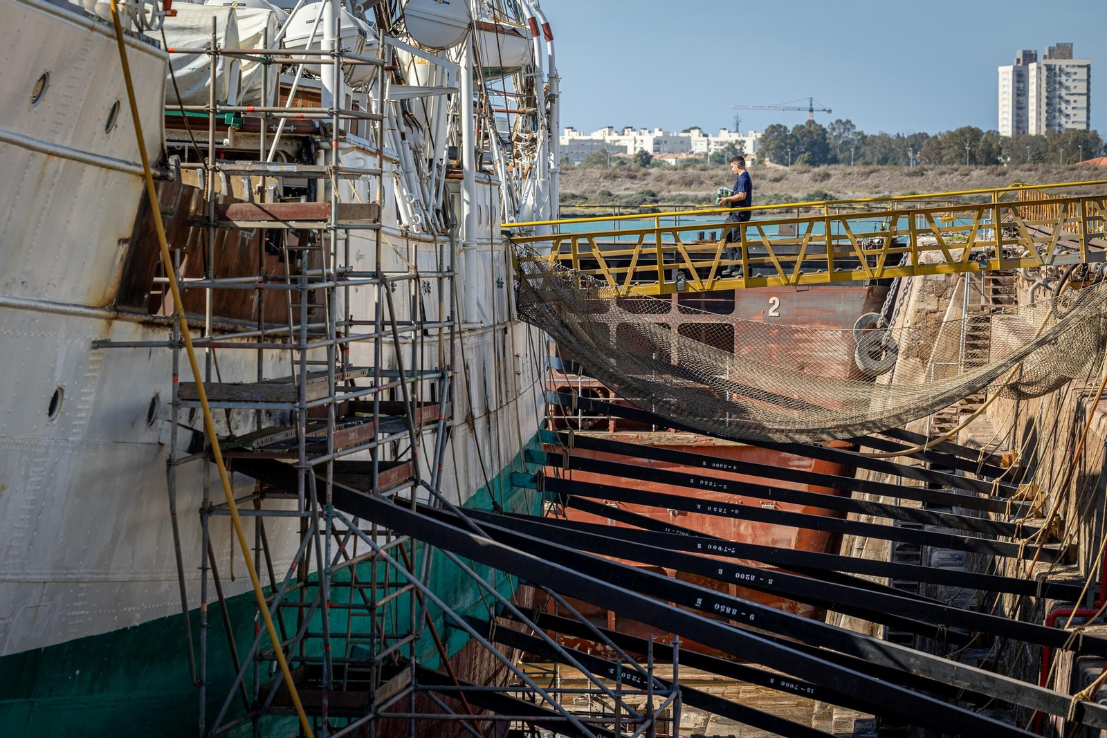 Armada: Las imágenes del 'Juan Sebastián de Elcano' de obras en Navantia San Fernando