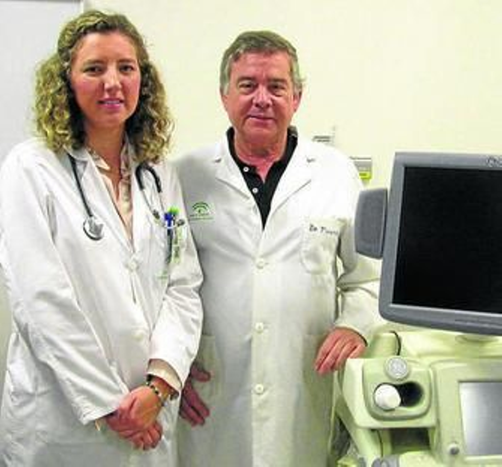 Los doctores Carmen Gómez y José Luis Marenco, en el Valme.
