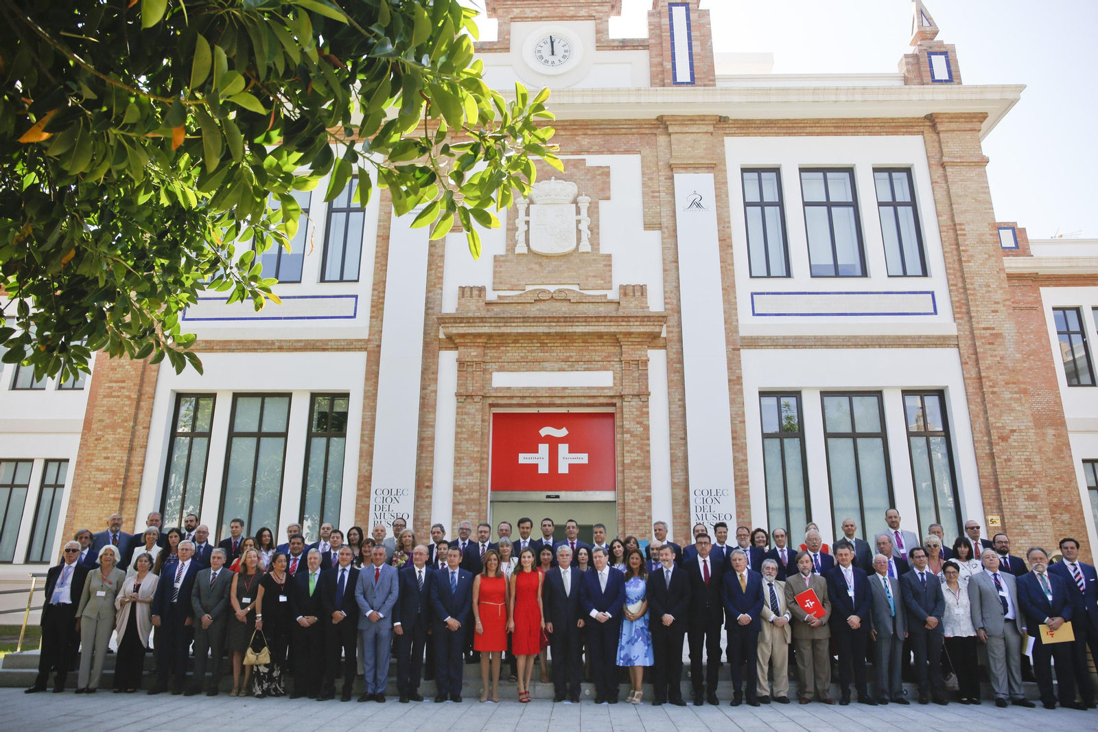 Fotografía de familia a las puertas del Museo Ruso, que lució el emblema del instituto, con la Reina Letizia y Susana Díaz en el centro.