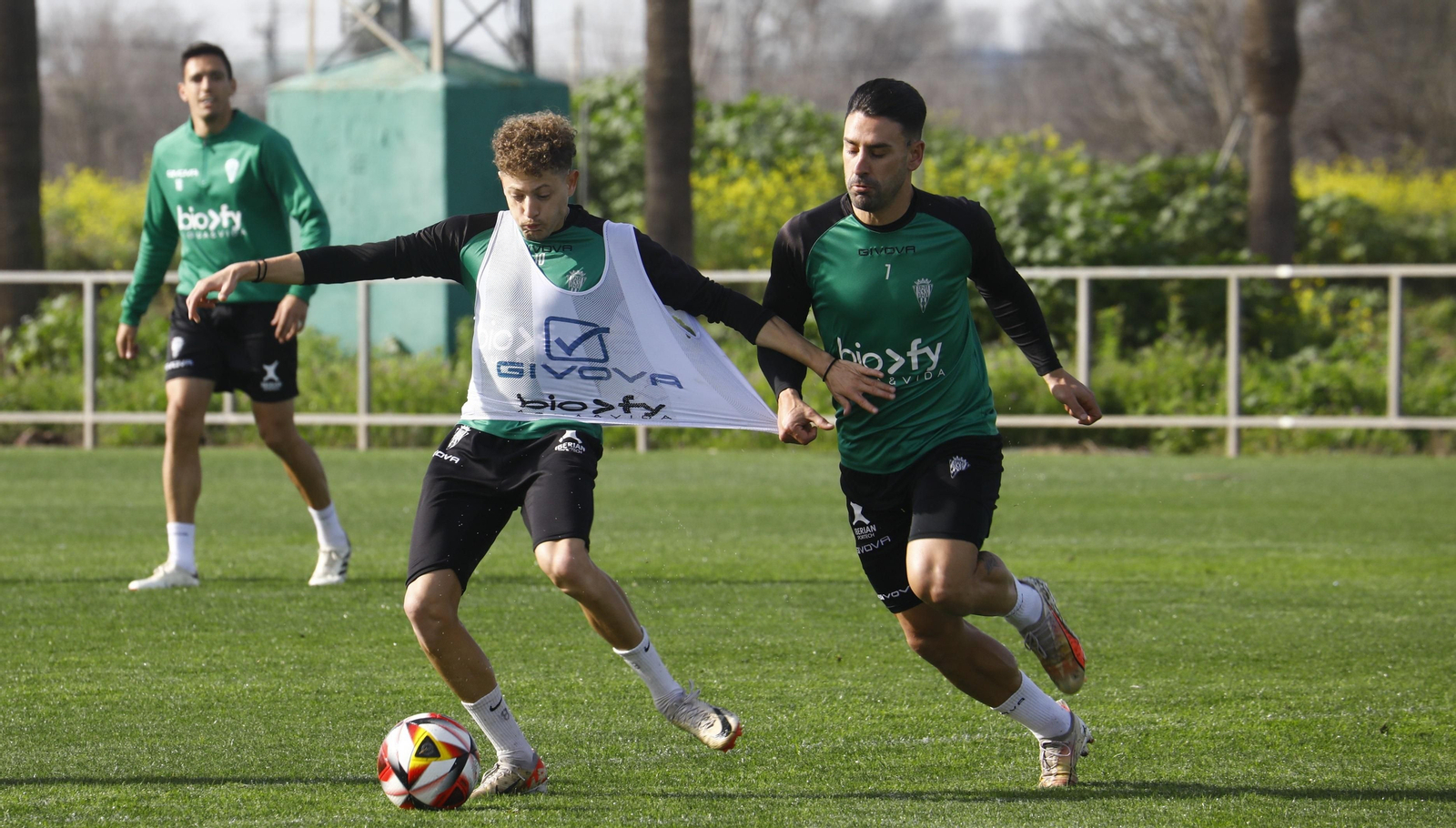 Simo es agarrado por Kike Márquez durante el entrenamiento de este miércoles.