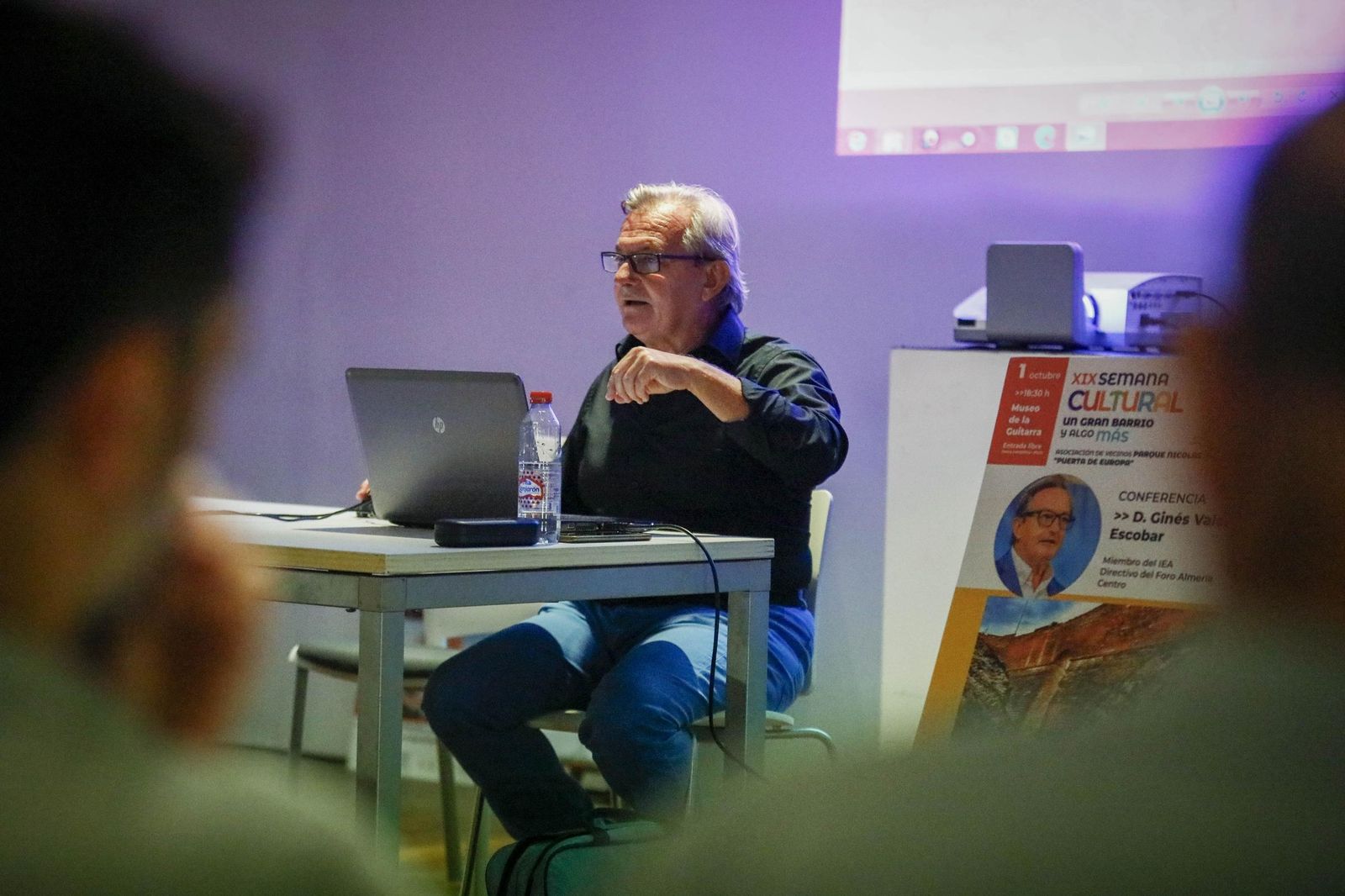 Las imágenes de la conferencia dentro de la "Semana Cultural Puerta Europa" de Ginés Valera en Almería