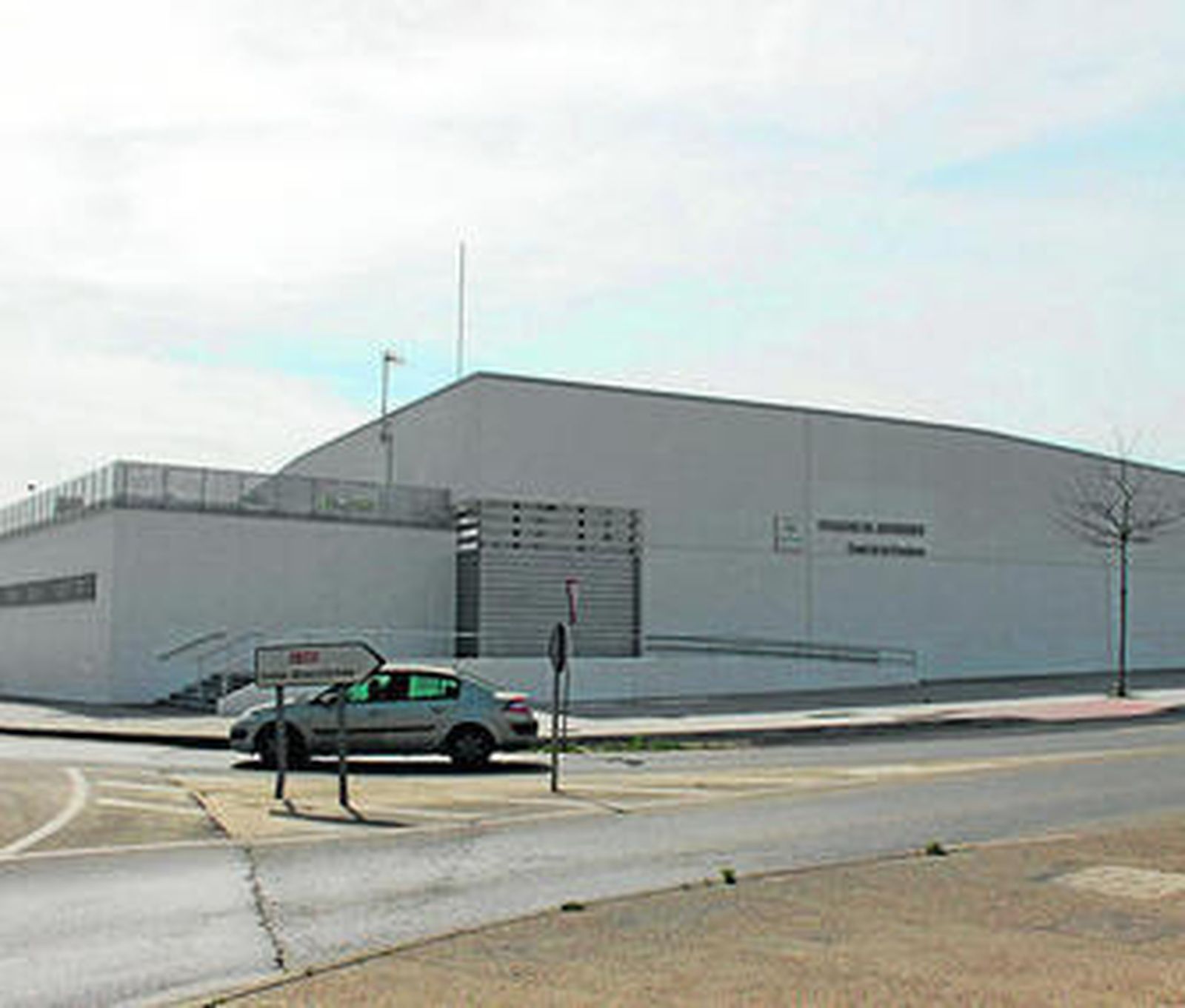 Vista exterior de la nueva estación de buses de Conil.