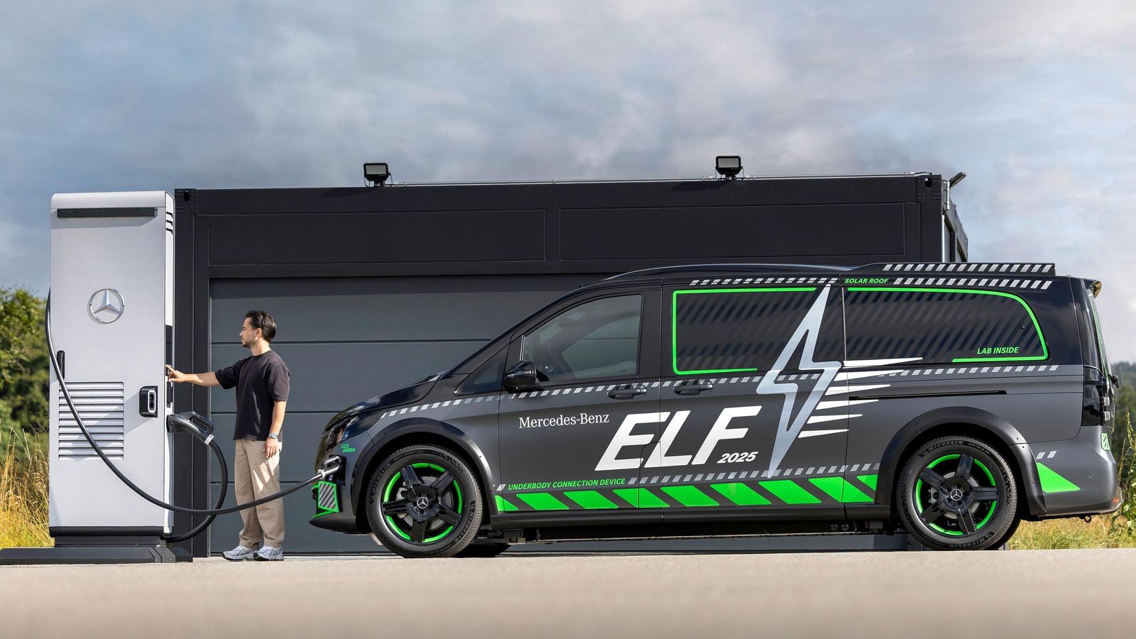 Entre las opciones de carga disponibles en este laboratorio rodante están las cargas rápidas con 1.000 A usando para ello el conector específico situado en su parachoques delantero.