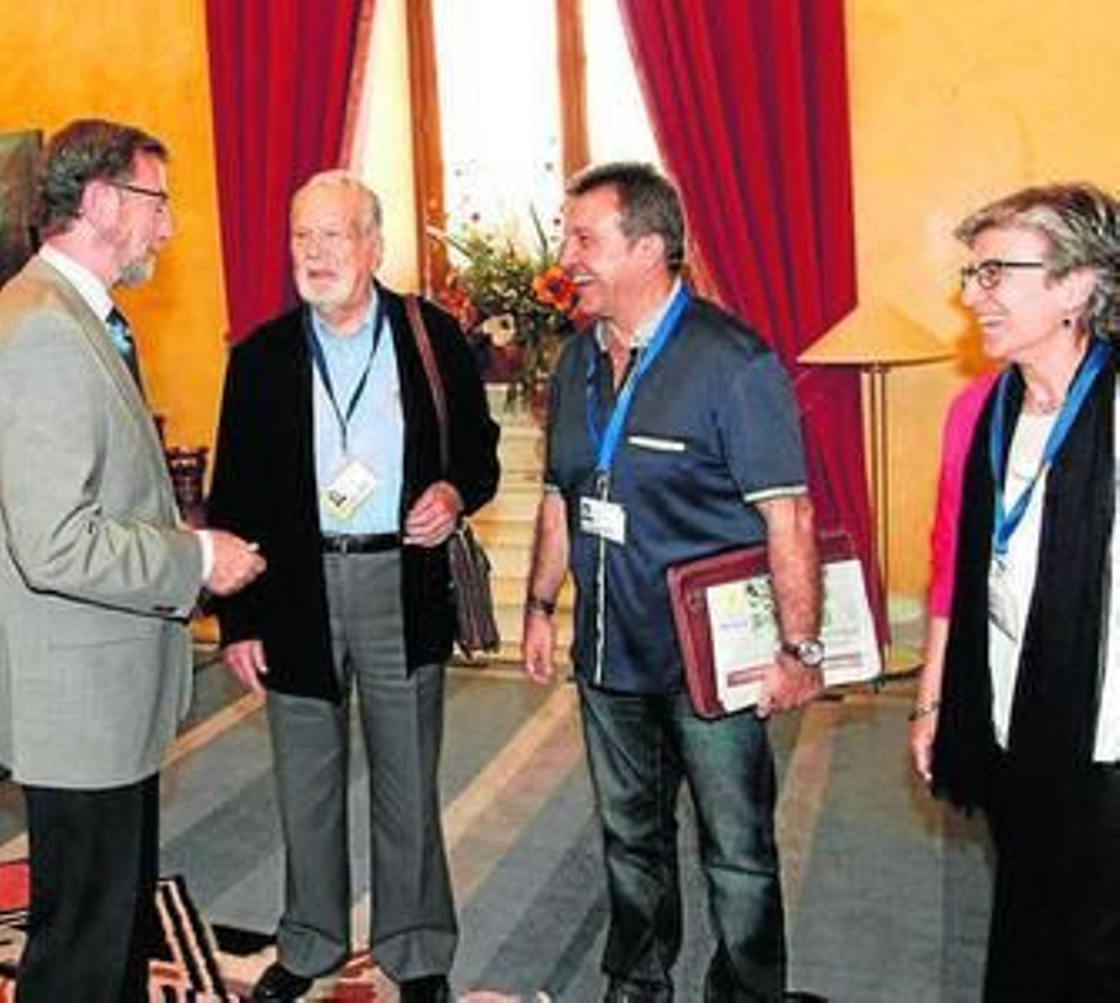 Manuel Gracia conversa con miembros de la plataforma.