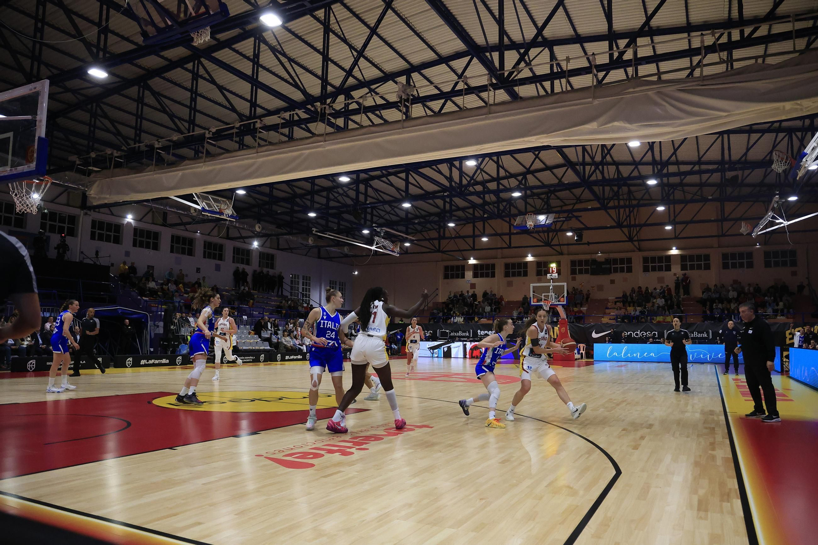 Fotos del partido y ambiente en el España-Italia del Torneo Internacional de Baloncesto Femenino en La Línea