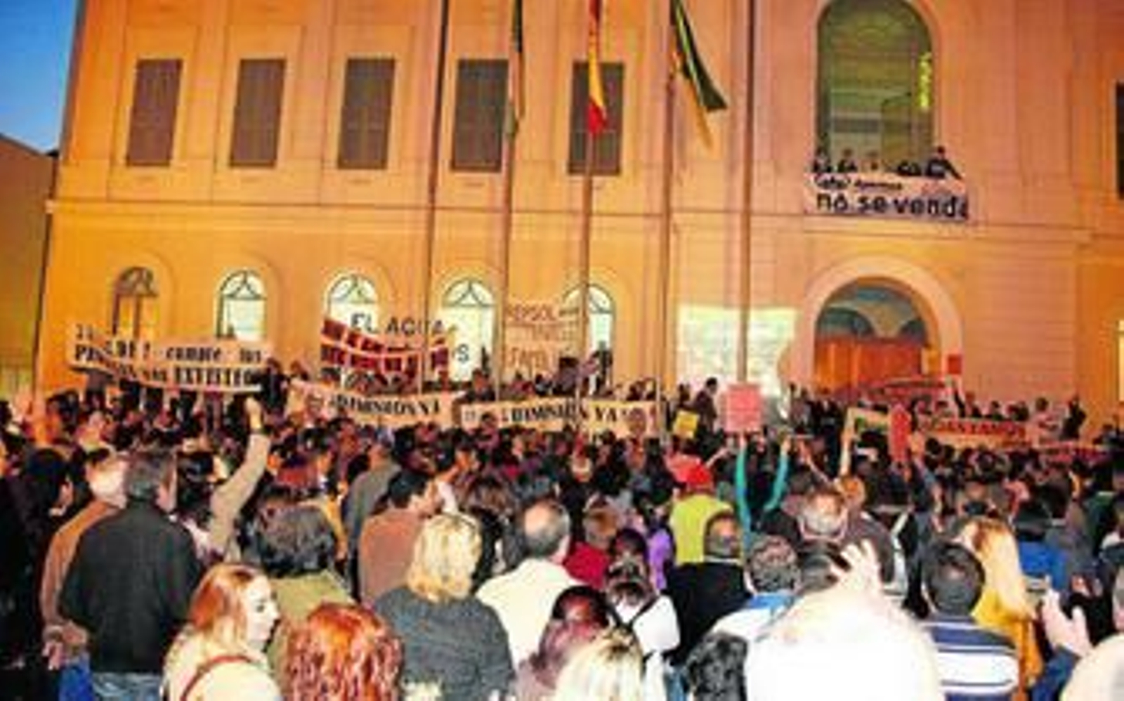La plaza de Peral llena de personas, con los miembros de 'Apemsa no se vende' asomados al balcón del Ayuntamiento.
