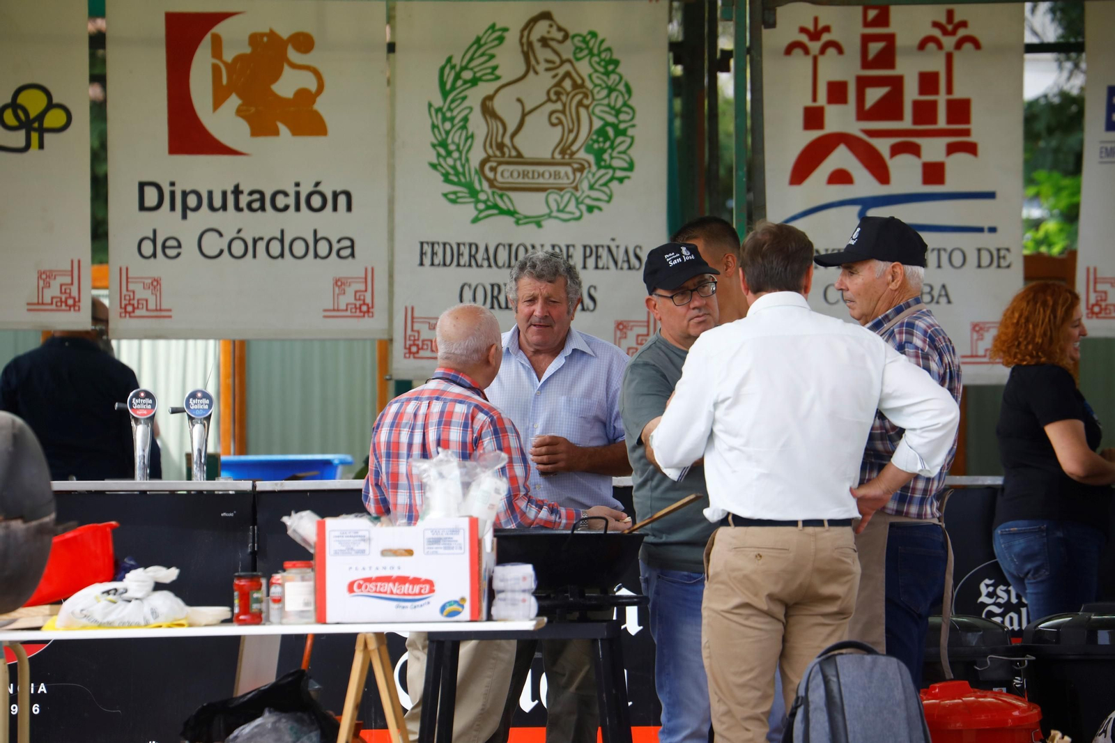Las peñas celebran su tradicional perol en las Setas, en imágenes