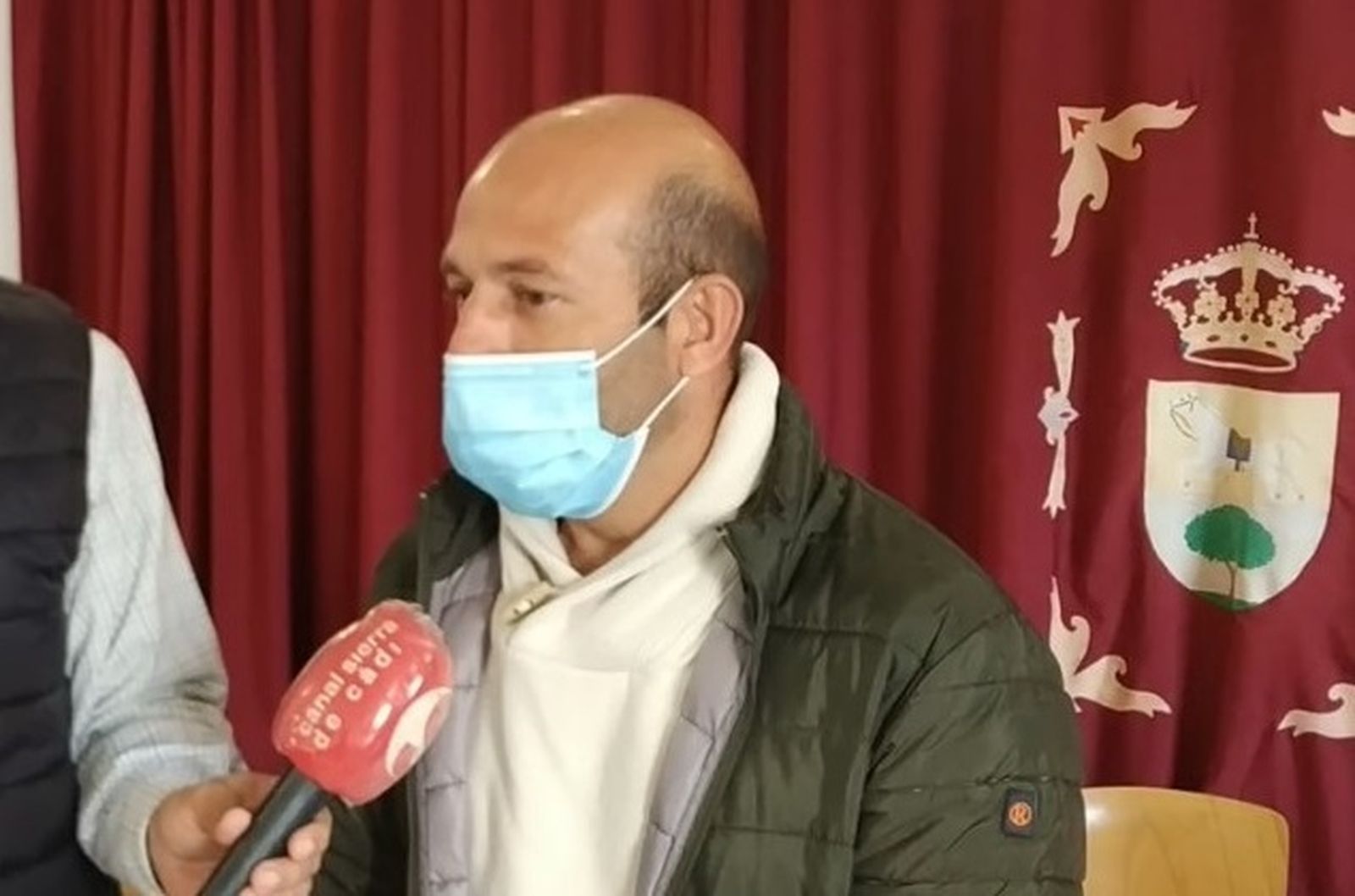 El alcalde de Alcalá del Valle, Rafael Aguilera, ante los medios.