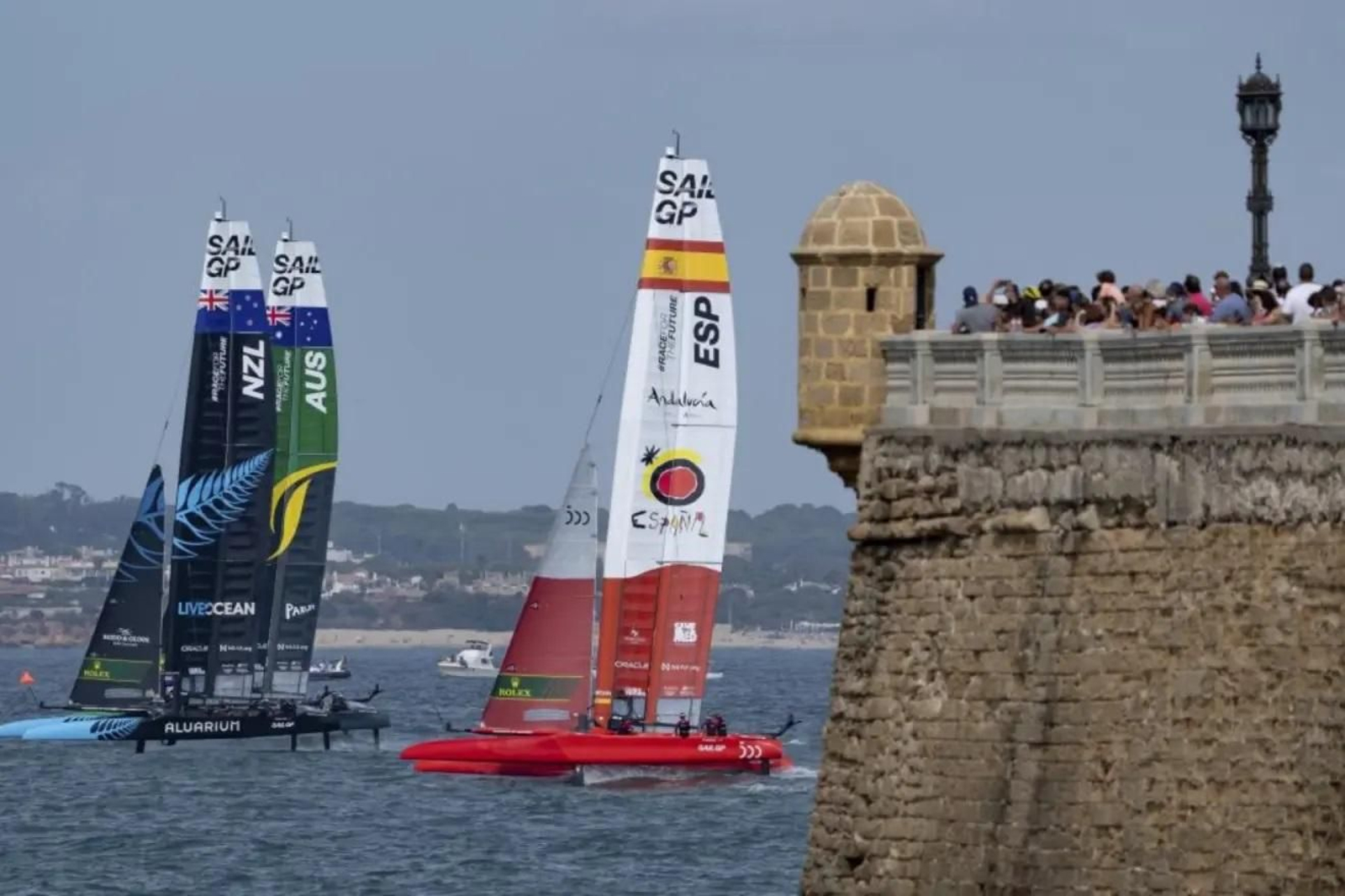 Espectacular imagen del Fórmula 1 español en pugna con Nueva Zelanda y Australia junto a la muralla de la alameda.