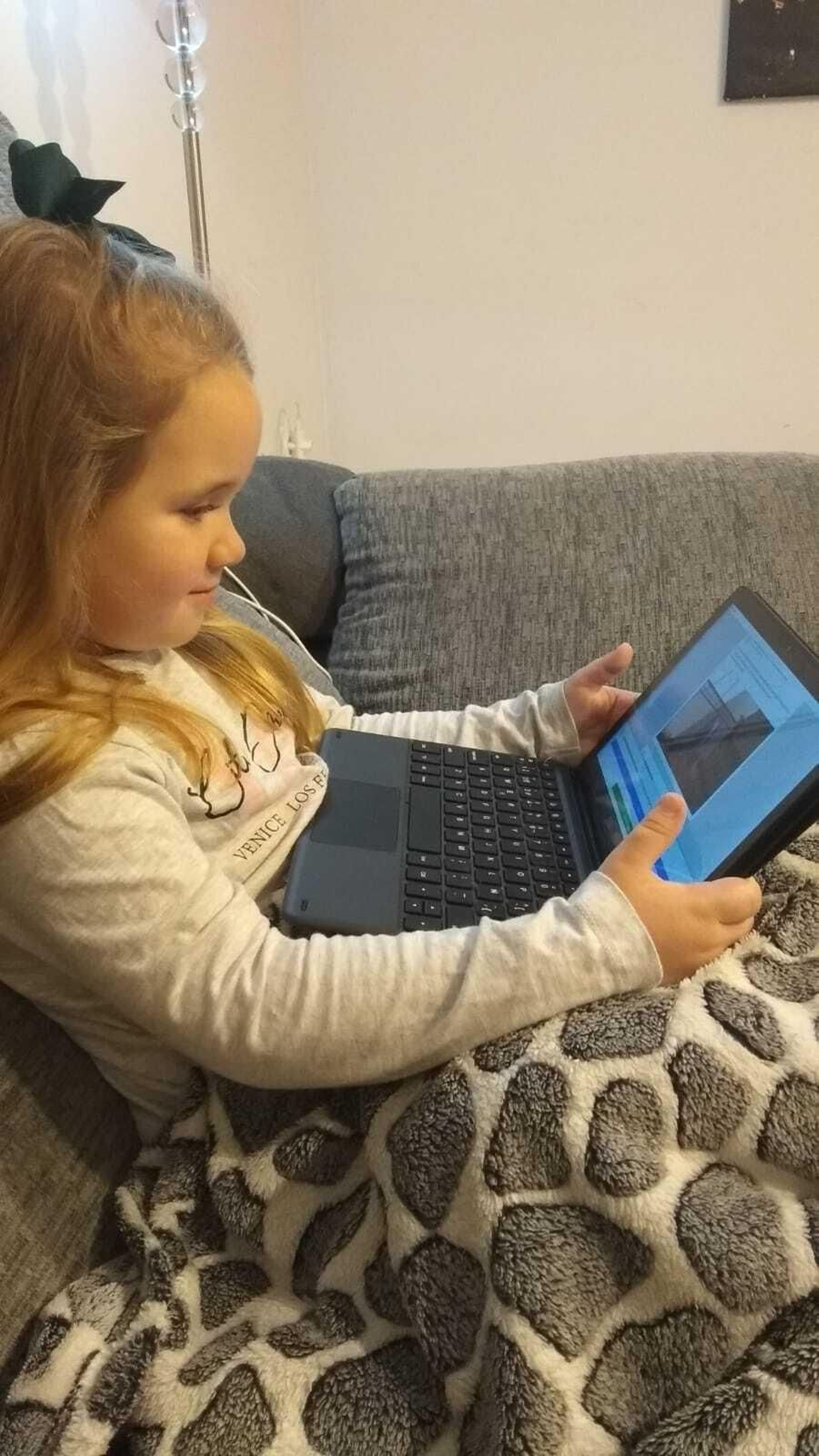 Paula se entretiene en casa con las actividades de la ludoteca de Vera.