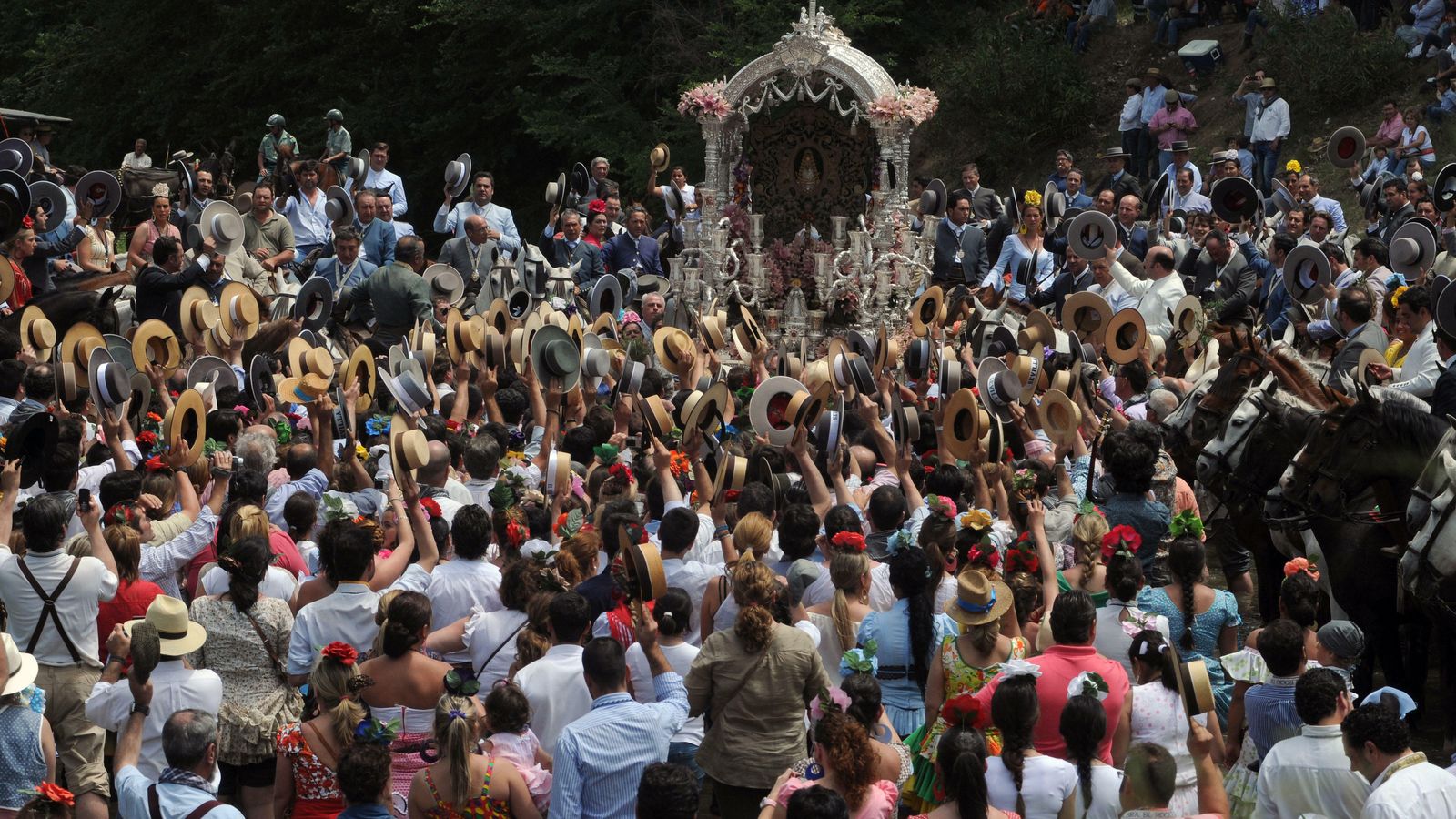 Sombreros al aire. Sevilla está en el Quema.