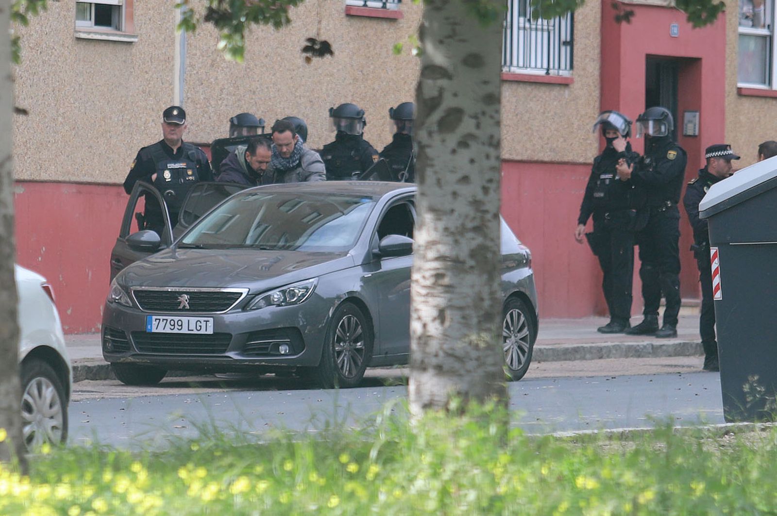 Momento de la detención del hombre atrincherado en su vivienda.