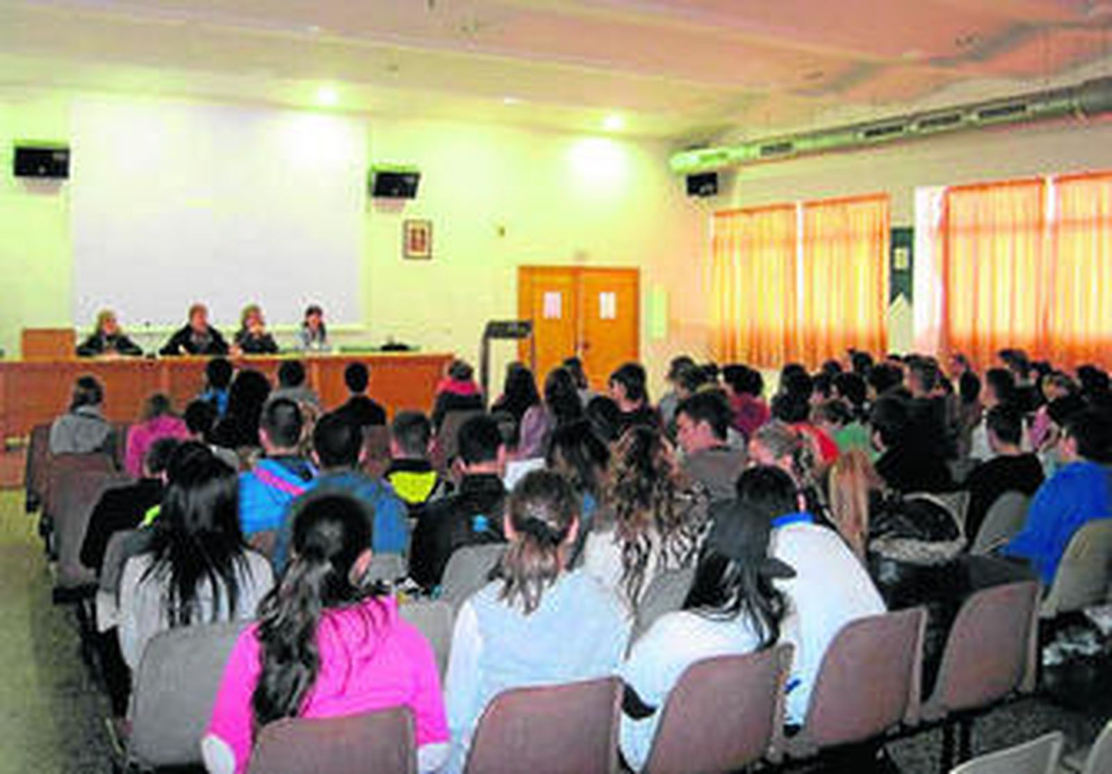 Alumnos del Virgen de la Esperanza, durante la ponencia.