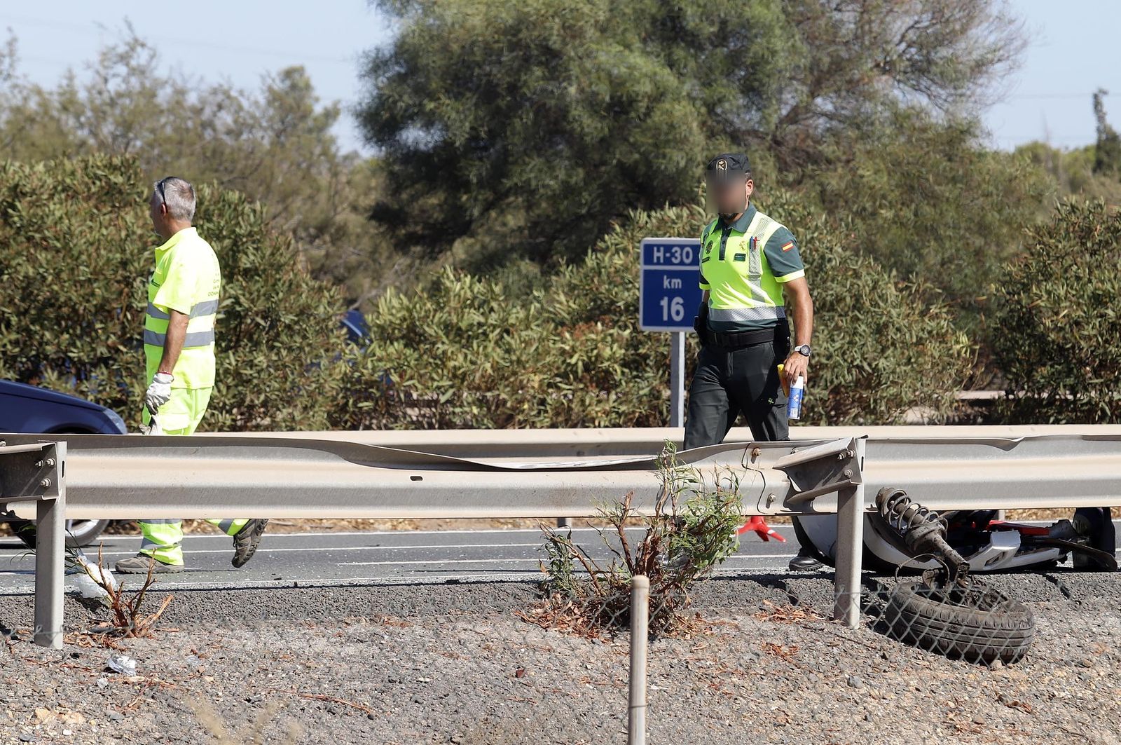 Agentes de tráfico en el lugar de los hechos de un accidente de archivo.