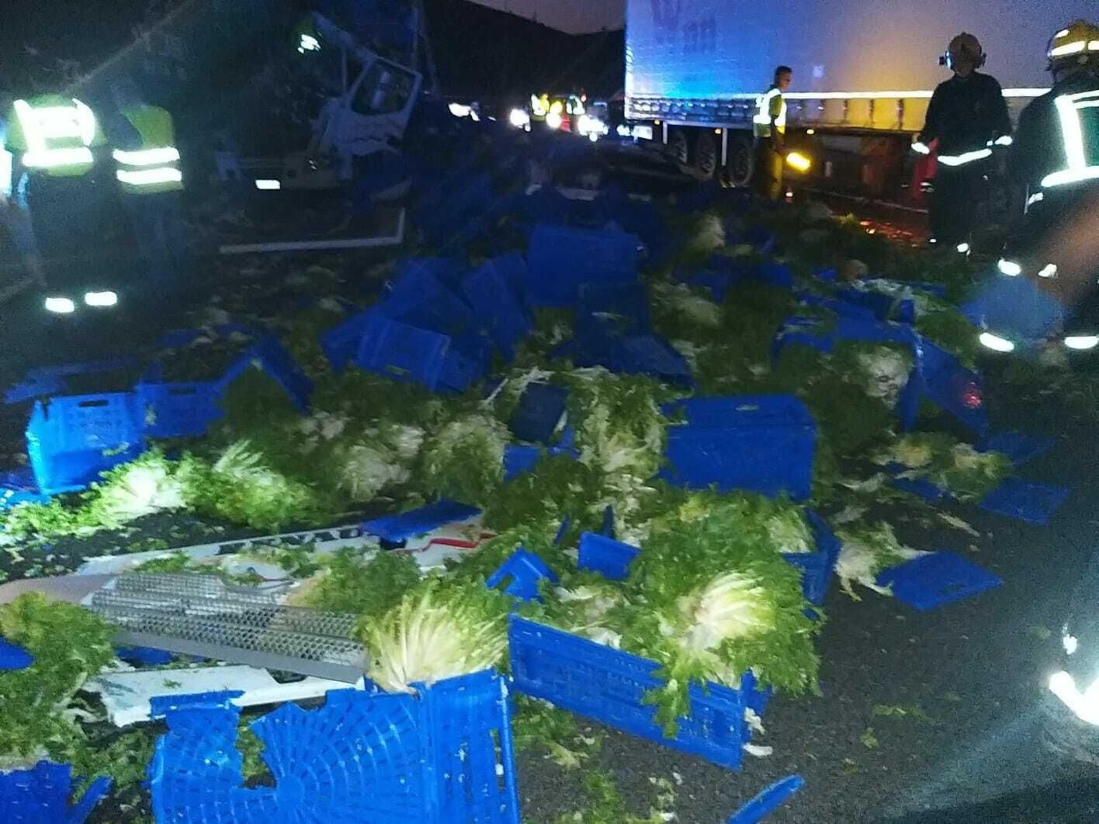 Un accidente  entre dos camiones en la A7 sentido Torremolinos causa 13 kilómetros de retención