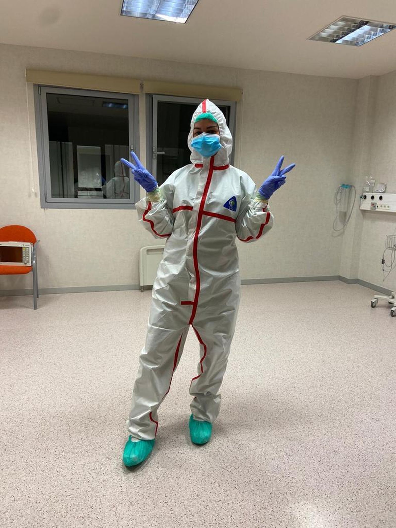 Paula con su equipo de protección en el hospital Infanta Sofía.
