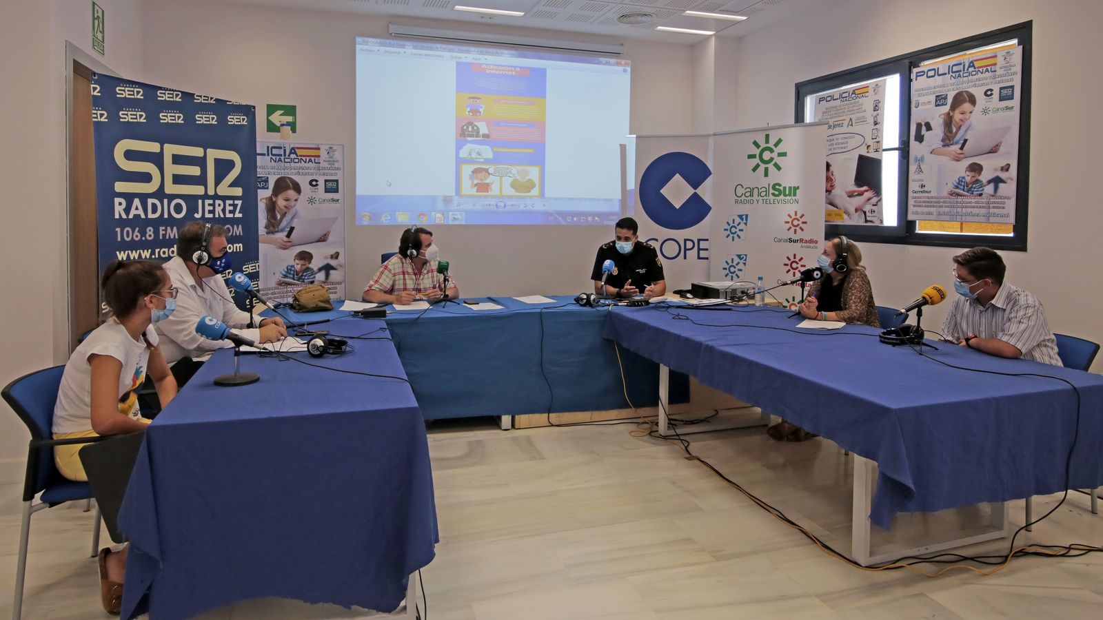 Premios del concurso escolar de infografías sobre riesgos de internet de Diario de Jerez y Policia Nacional