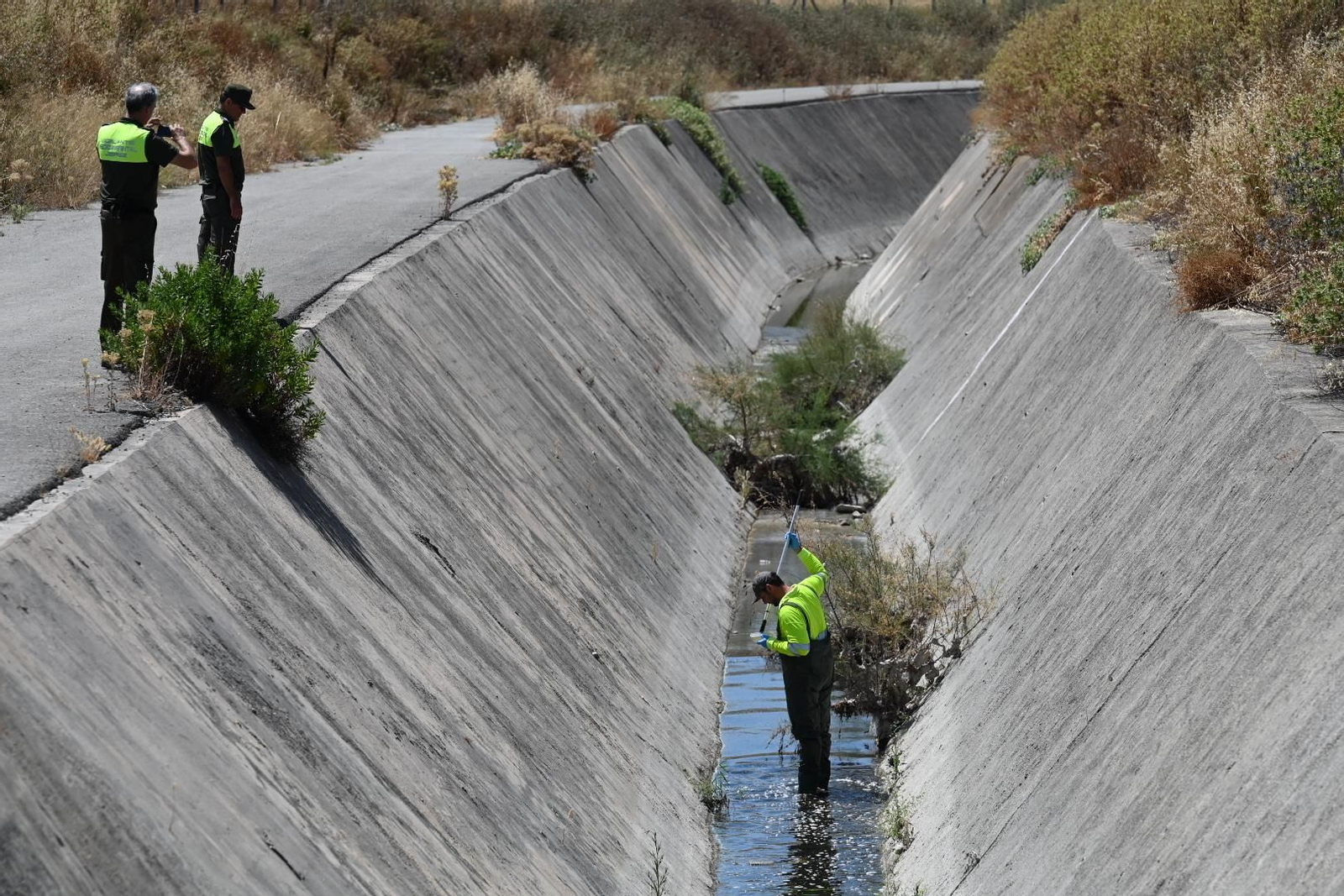 Operarios en la Laguna de Torrox.