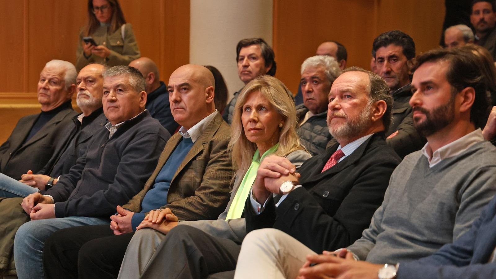 Autoridades y miembros de la sociedad onubense asistentes a la conferencia.