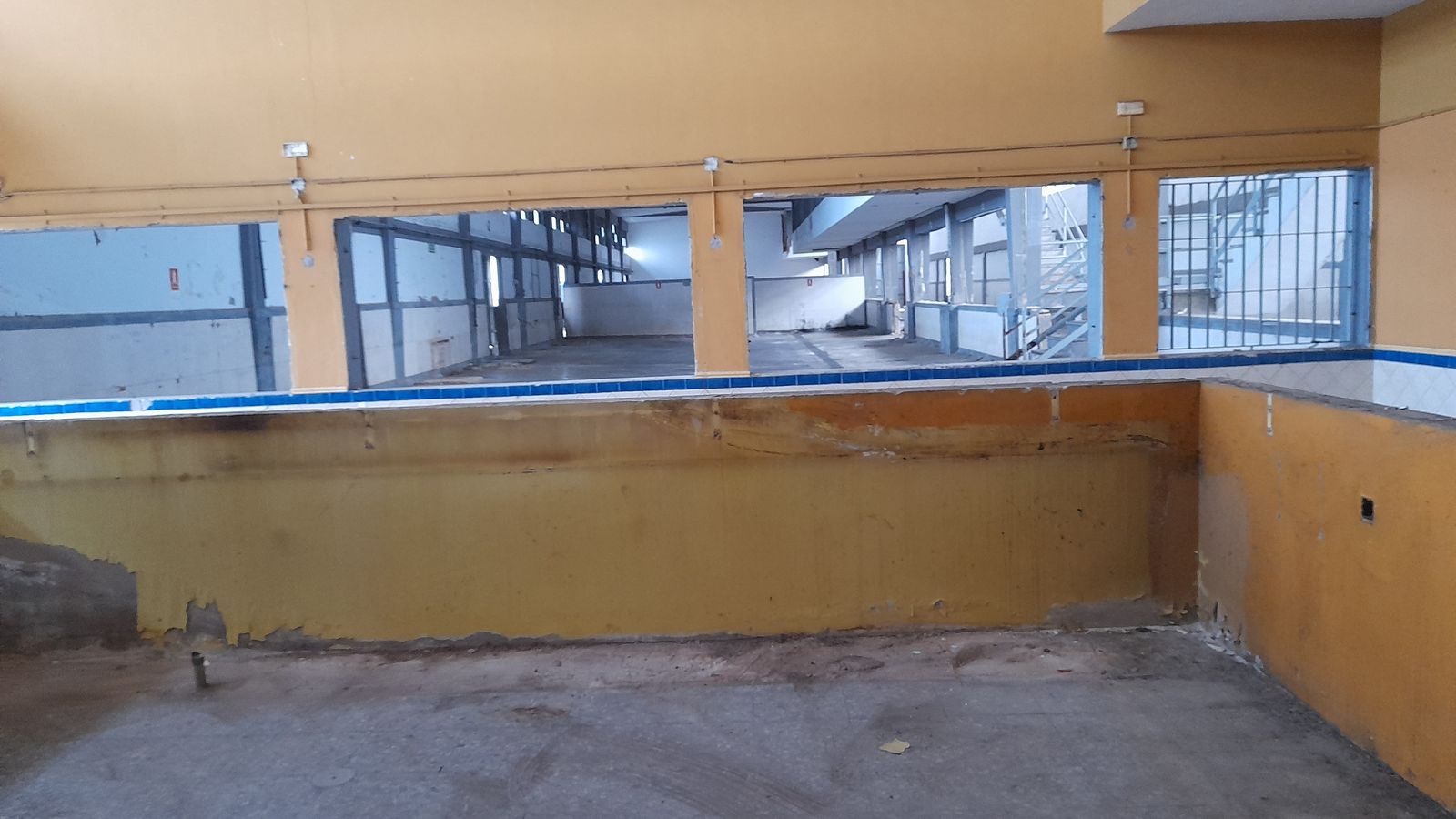 Imagen del interior de la antigua lonja poco antes de comenzar su demolición.