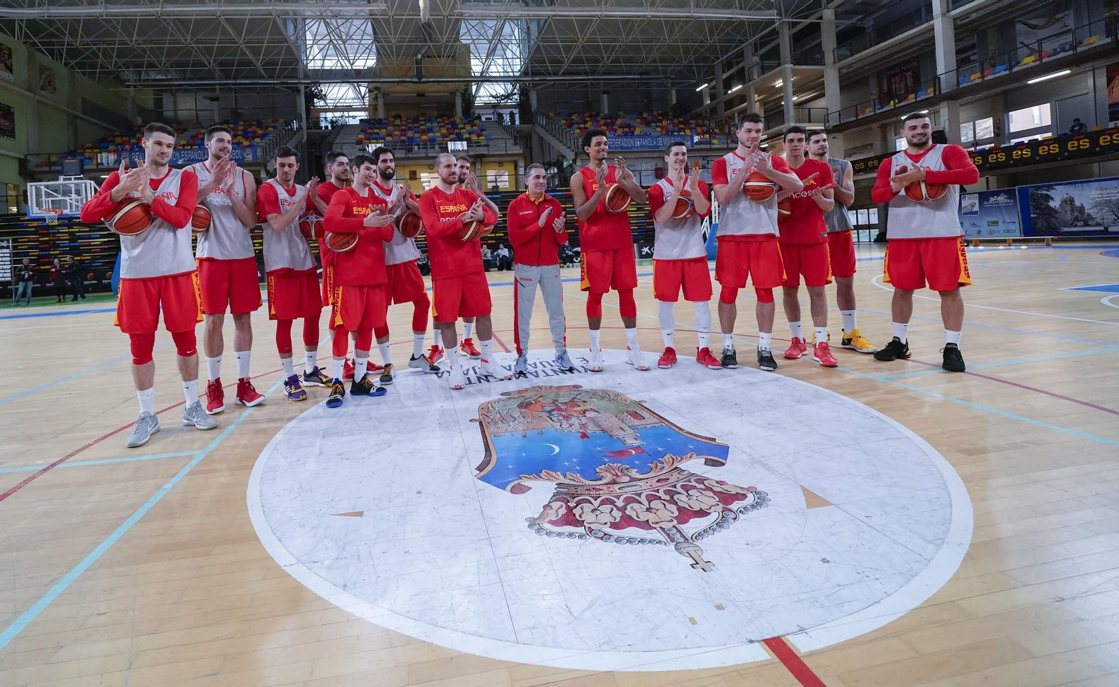 Los jugadores de la selección aplauden.