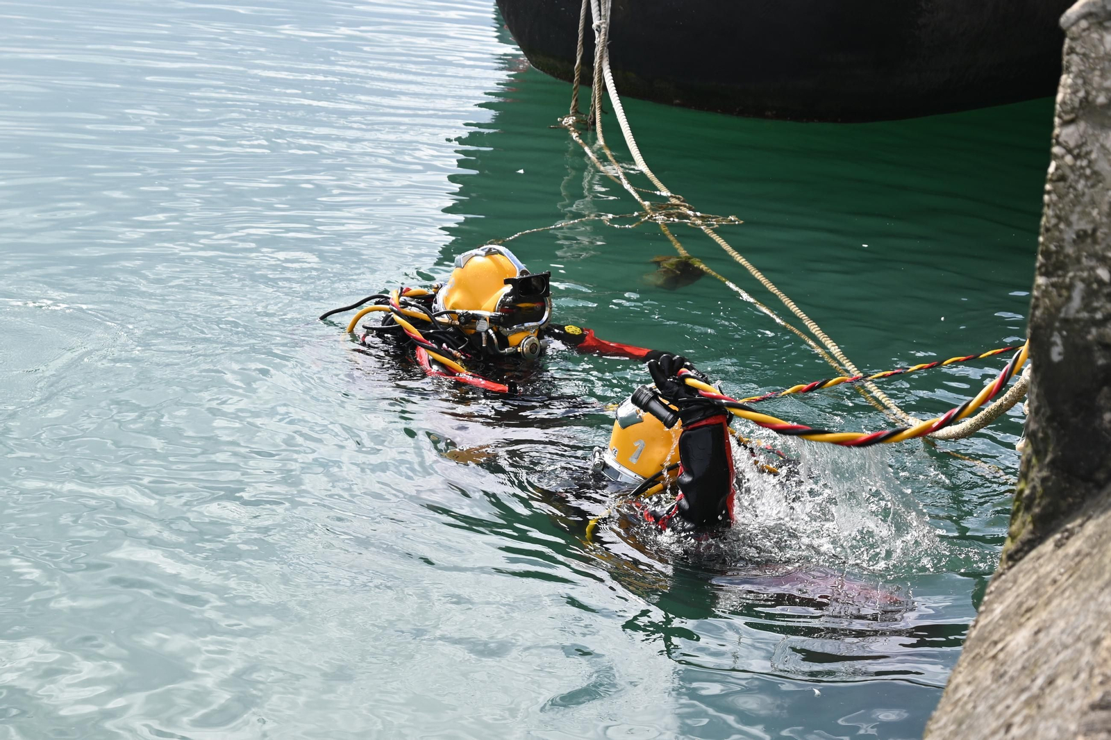 Las imágenes del simulacro de vertido en la Base de Rota