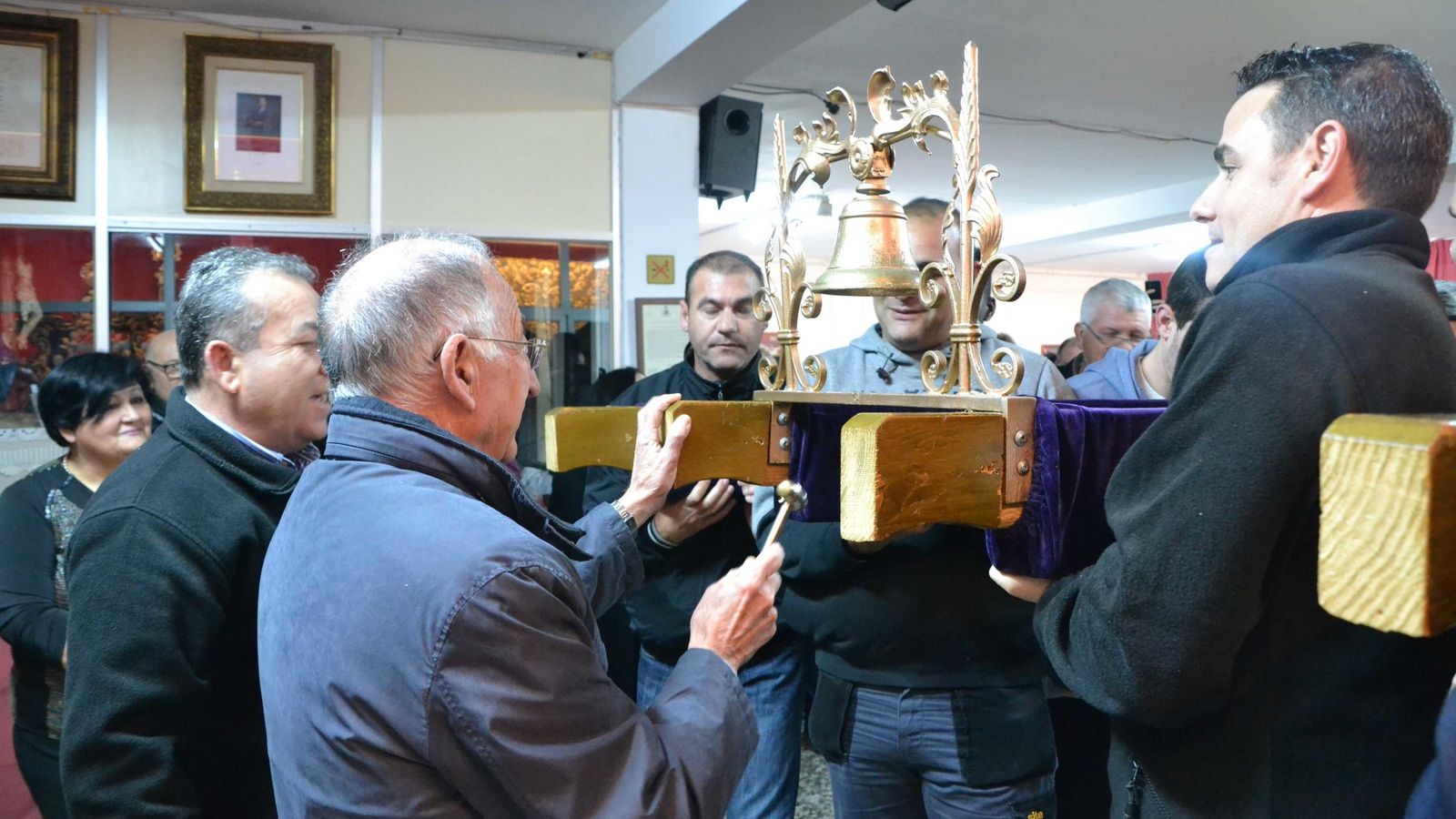 Gabriel Amat se dispone a llamar para la 'levantá'.