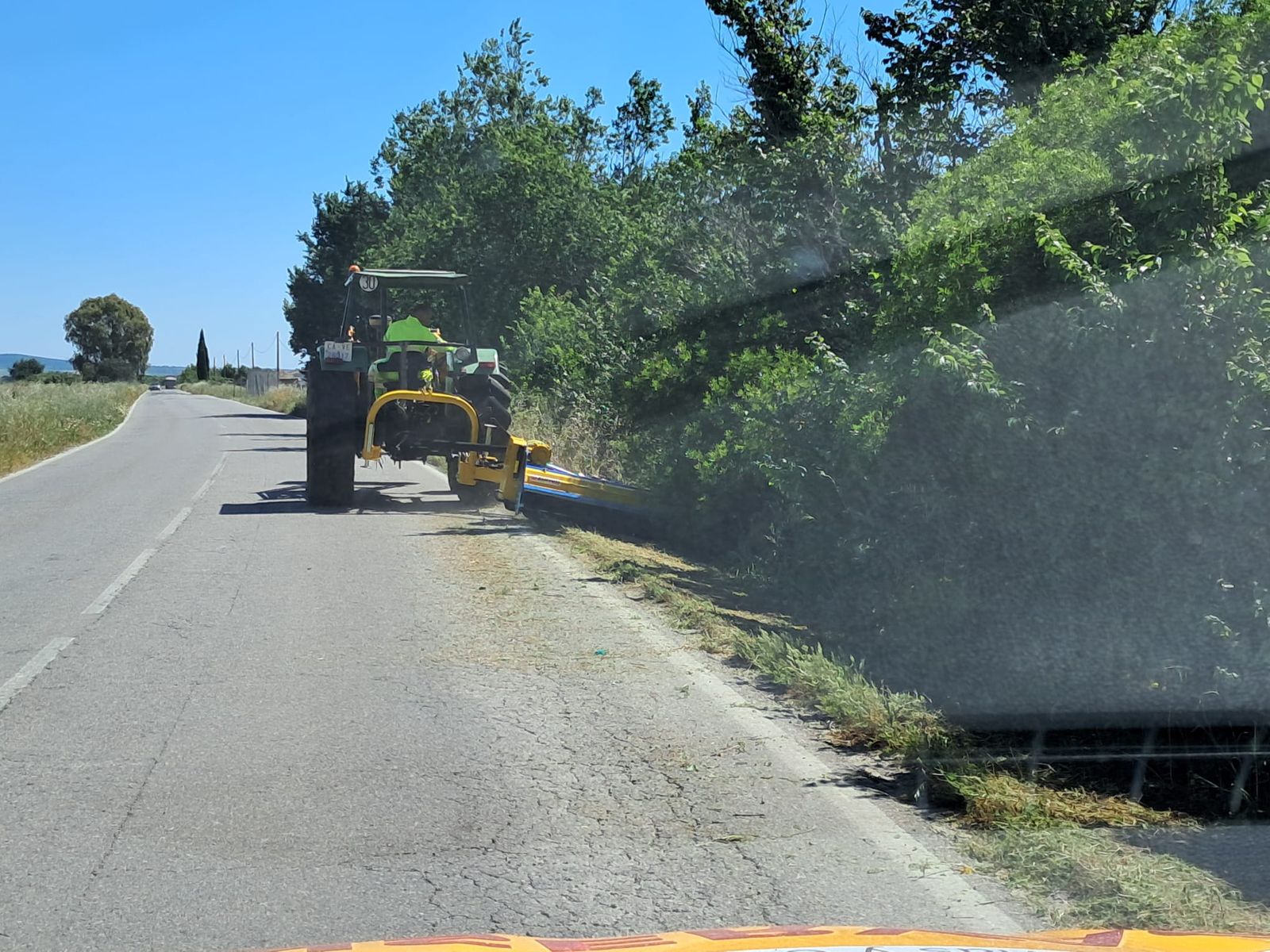 Diputación intensifica las tareas de desbroce de vegetación marginal en carreteras de La Janda, Bahía de Cádiz y Jerez