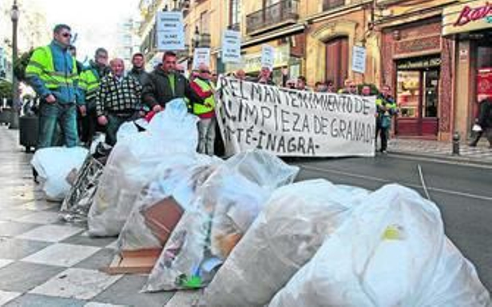 La manifestación recorrió las calles de Granada al grito de 'Granada brilla si hay plantilla'.