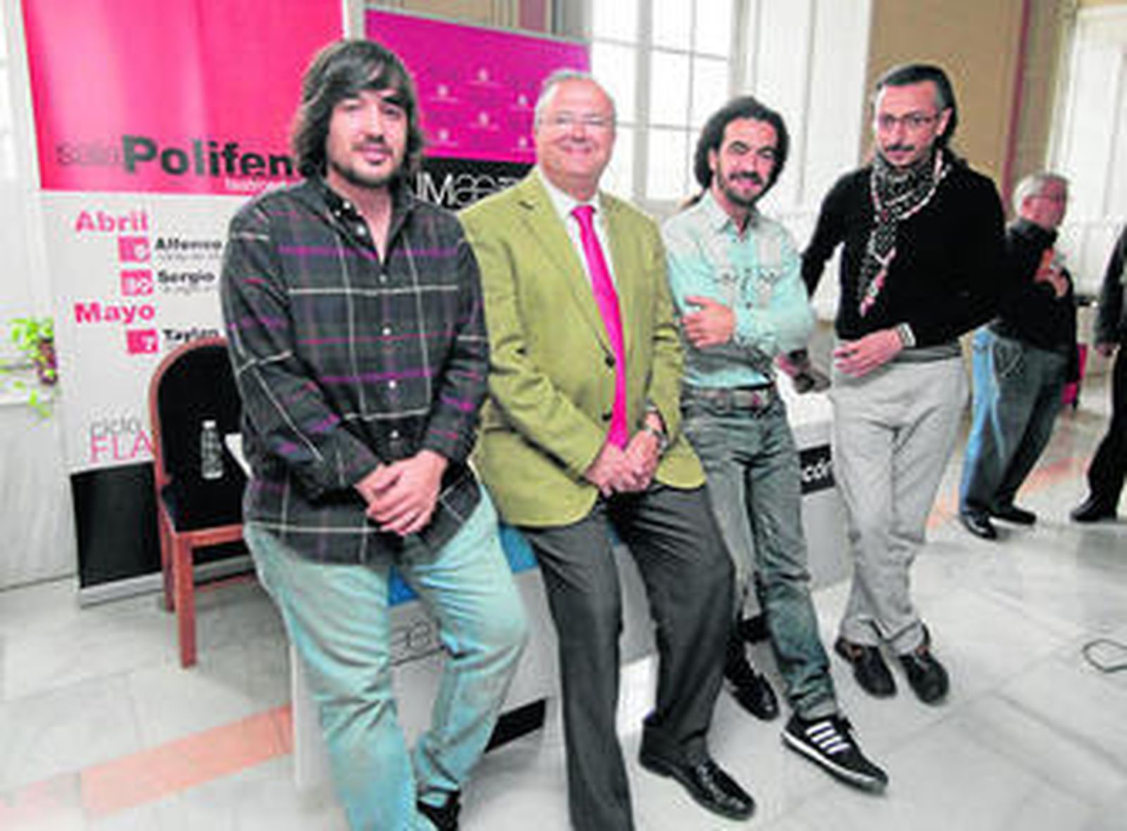 Los artistas participantes, con Moreno Calderón, ayer.