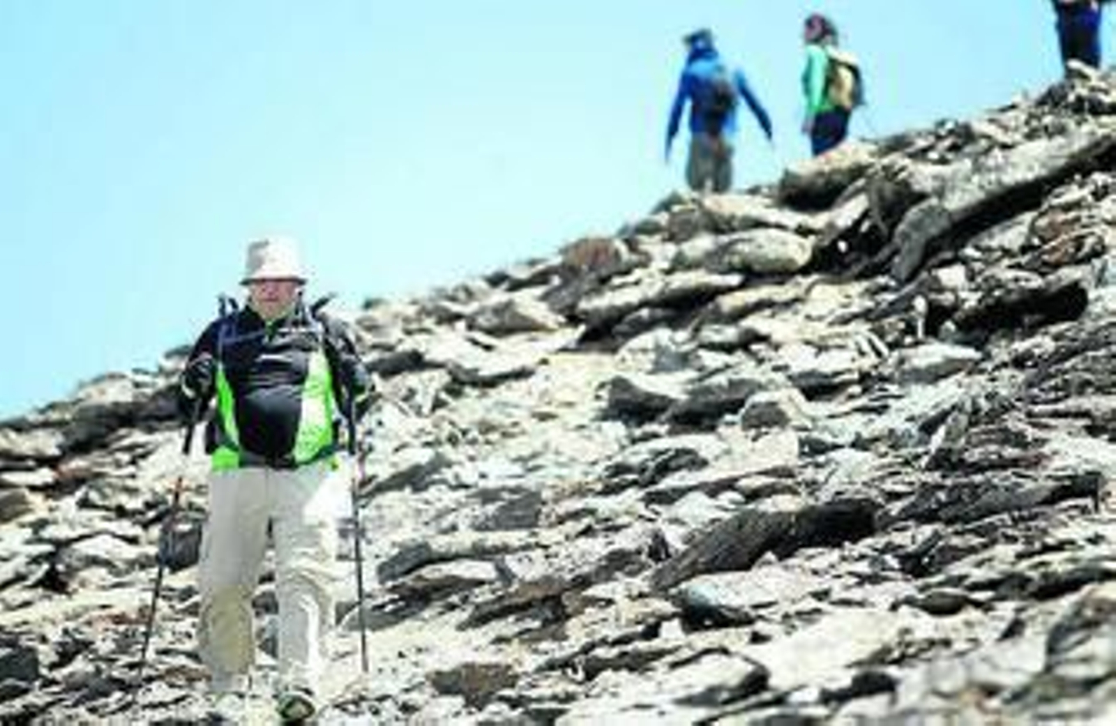 Granada destaca por los deportes de montaña, como senderismo, esquí o snowboard. La mayoría acuden a espacios naturales para realizarlo, pero un tercio de los granadinos que hacen ejercicio prefiere hacerlo en gimnasios privados, que tienen un coste medio de unos 30 euros mensuales.