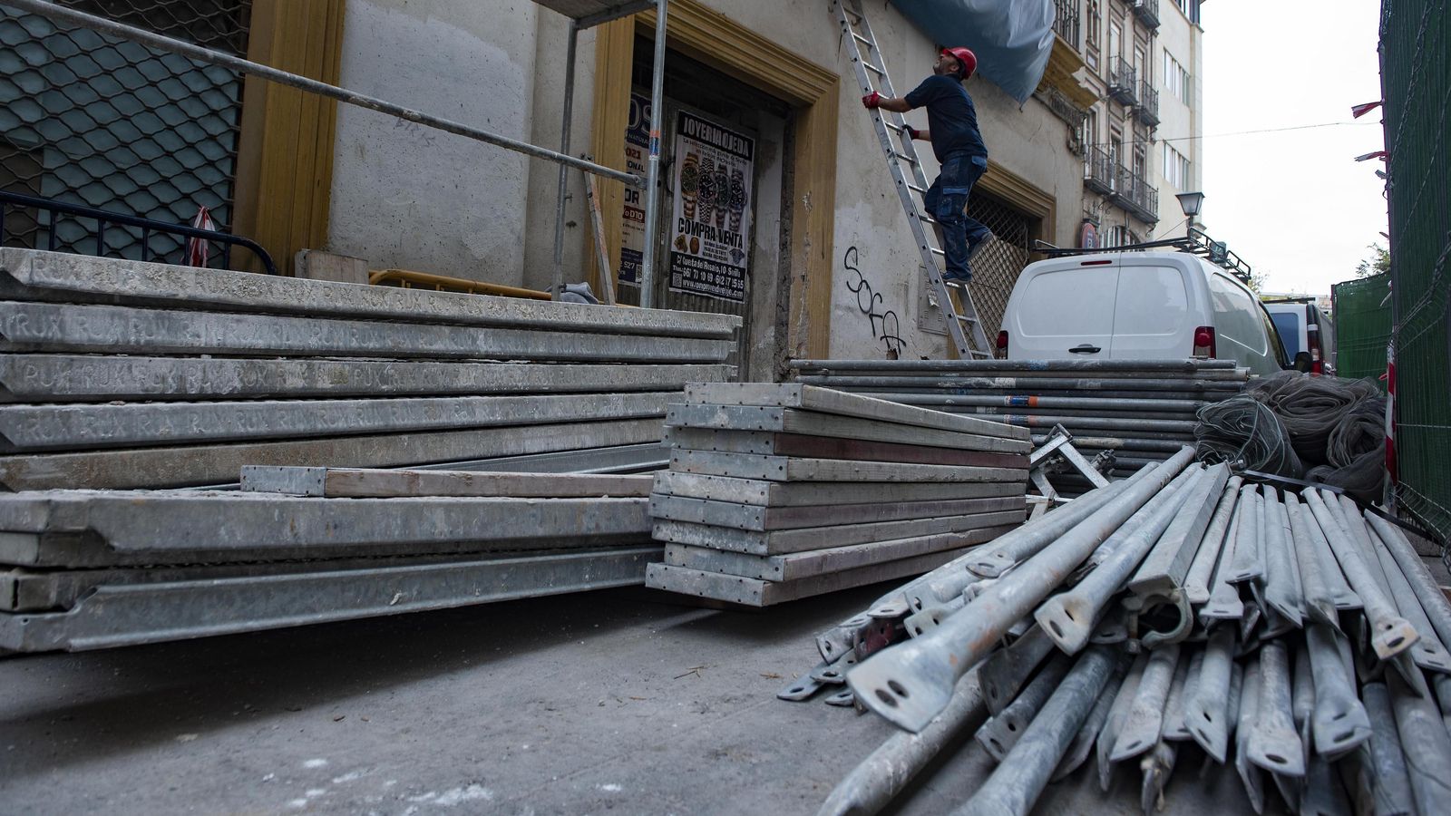 Materiales de obra apilados junto a un edificio en construcción en Sevilla.