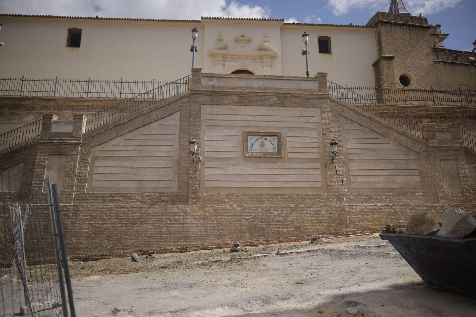 Nuevo aspecto de la Iglesia de San Pedro tras la tala de los cipreses.