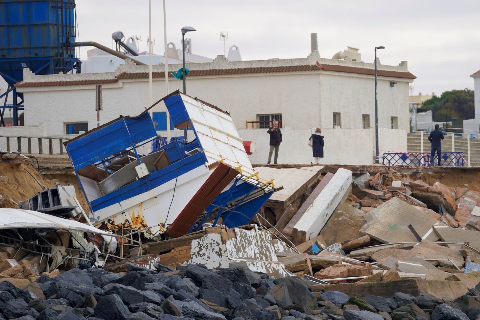 Los destrozos causados por el último temporal a la playa y al paseo marítimo de Matalascañas